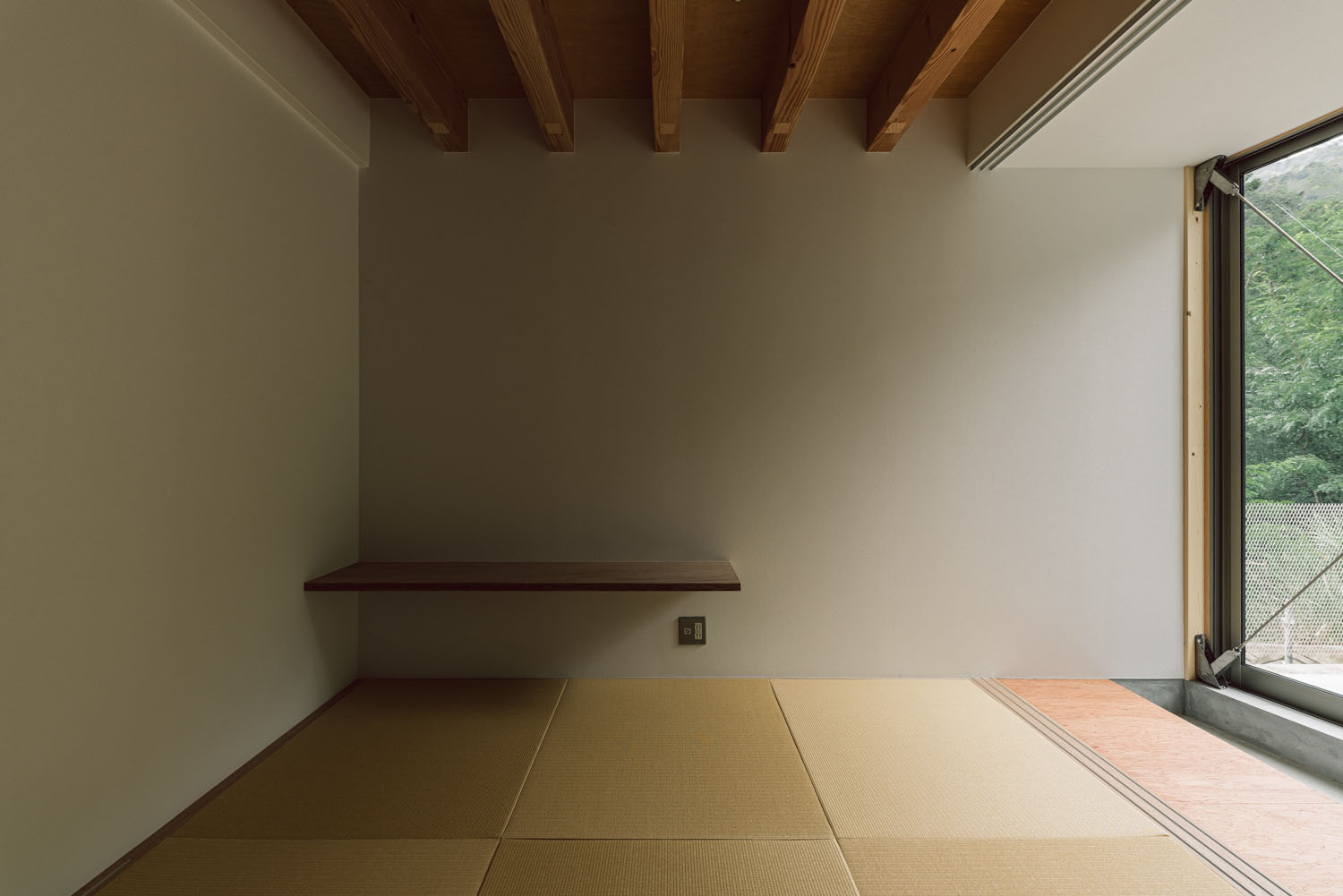 梁見せ天井となっている琉球畳の和室・デザイン住宅 注文住宅・デザイン住宅建築実例_『CASE692 桜ヶ丘の住宅』_和室