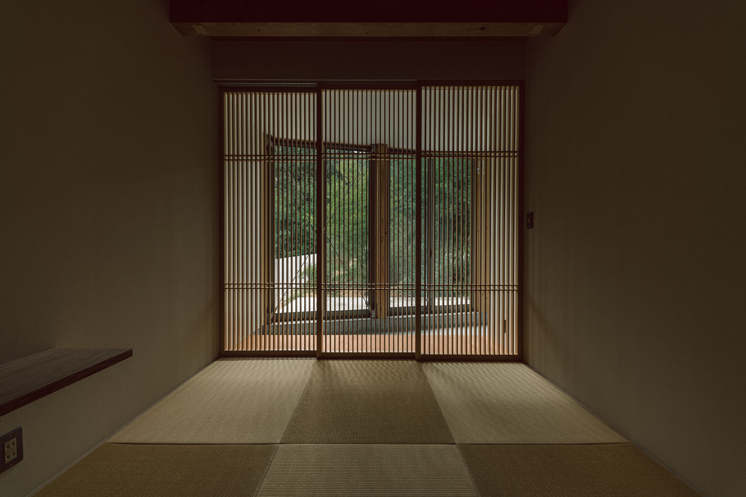 格子戸から外の緑が見える琉球畳の和室・デザイン住宅 注文住宅・デザイン住宅建築実例_『CASE692 桜ヶ丘の住宅』_和室