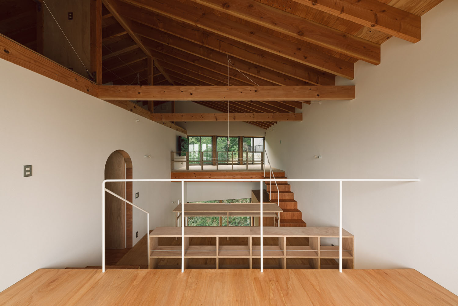 梁見せ天井になったフローリングのスキップフロア・デザイン住宅 注文住宅・デザイン住宅建築実例_『CASE692 桜ヶ丘の住宅』_LDK