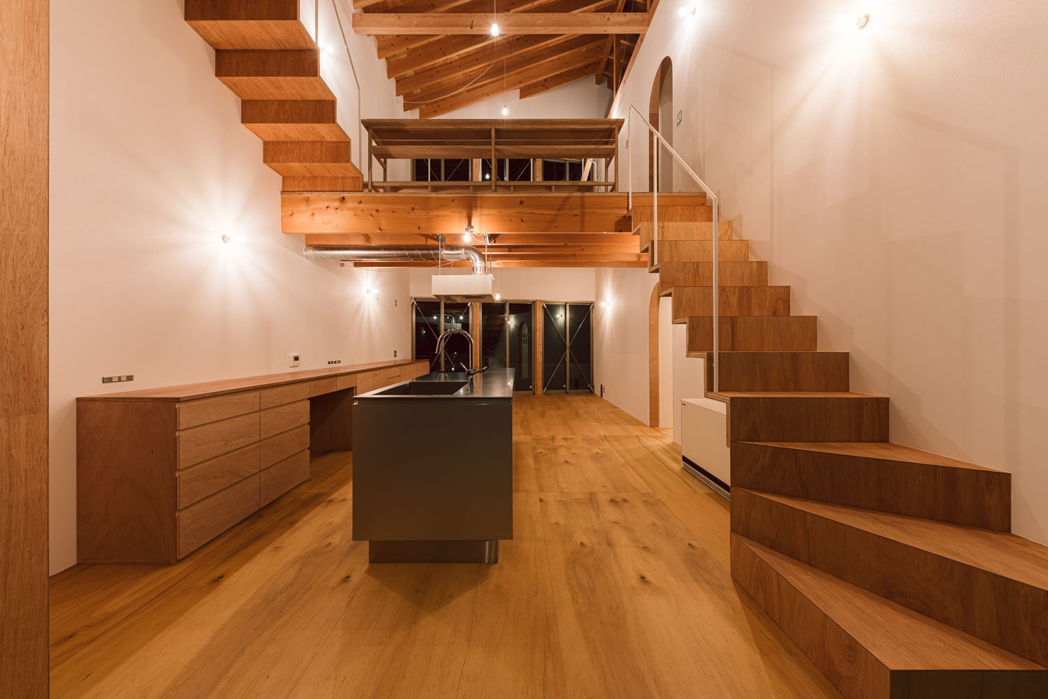 間接照明によって照らされる吹き抜けのLDK・デザイン住宅 注文住宅・デザイン住宅建築実例_『CASE692 桜ヶ丘の住宅』_LDK