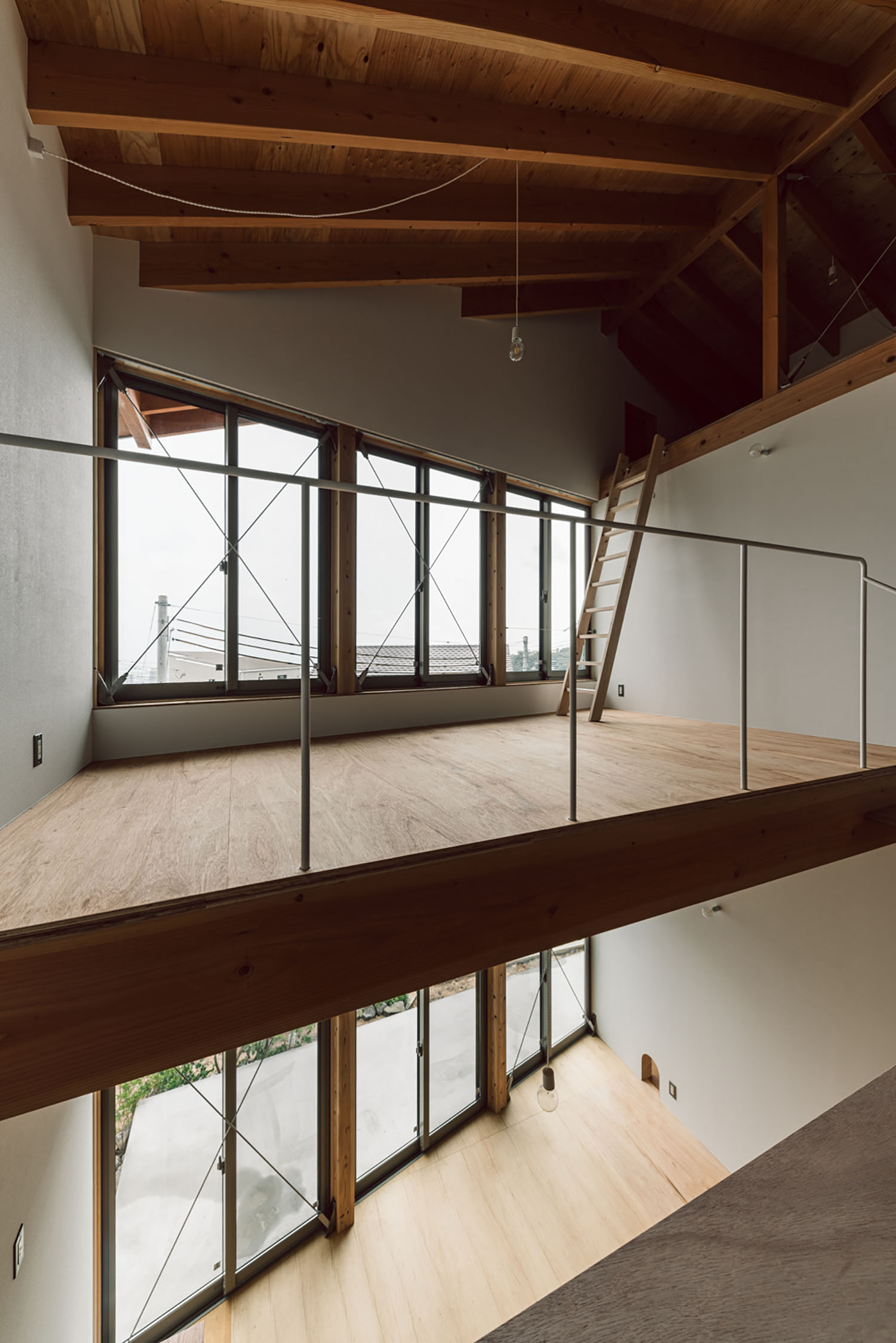 一階と二階にともに大きな窓がある空間・デザイン住宅 注文住宅・デザイン住宅建築実例_『CASE692 桜ヶ丘の住宅』_LDK