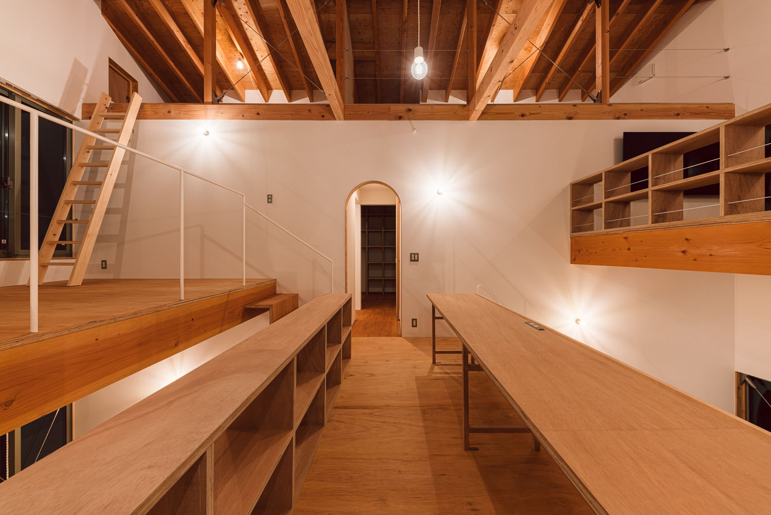 間接照明によって照らされる吹き抜けに面したデスクスペース・デザイン住宅 注文住宅・デザイン住宅建築実例_『CASE692 桜ヶ丘の住宅』_LDK