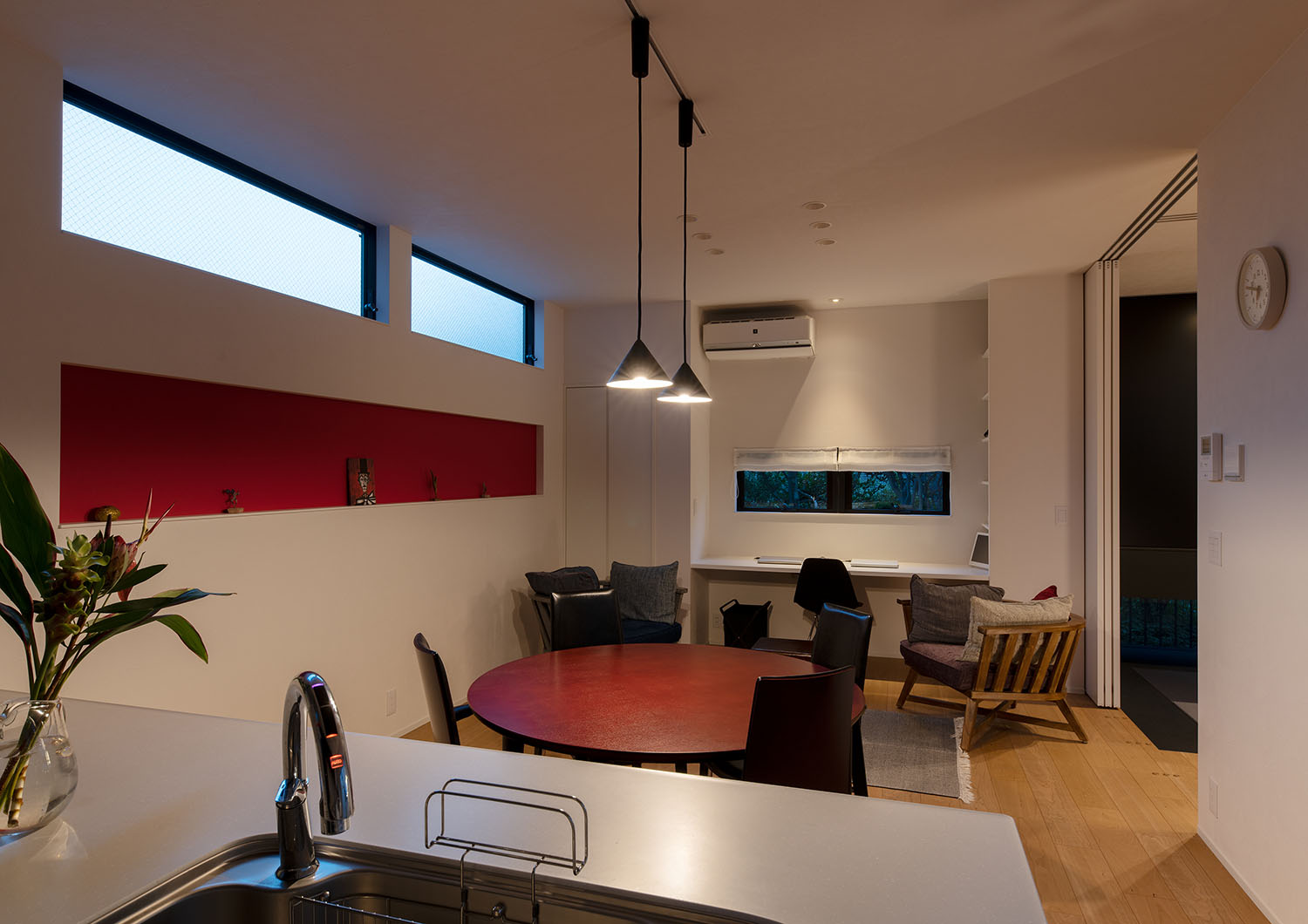 ペンダントライトが丸テーブルを照らす様子・デザイン住宅 注文住宅・デザイン住宅建築実例_『CASE693 "CONNECT"』_LDK