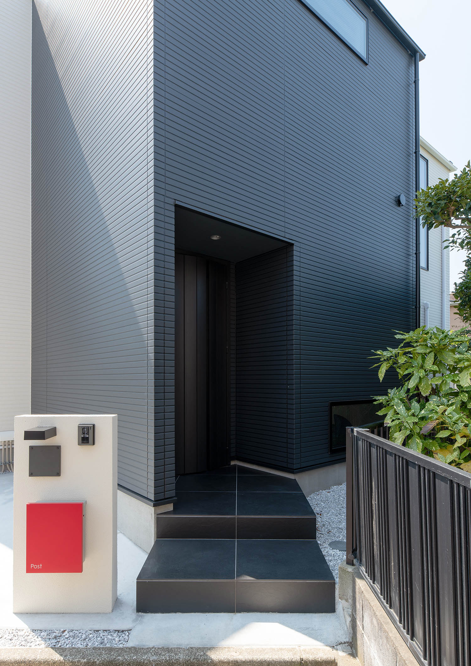 黒いタイルが敷かれている玄関ポーチ・デザイン住宅 注文住宅・デザイン住宅建築実例_『CASE693 "CONNECT"』_外観