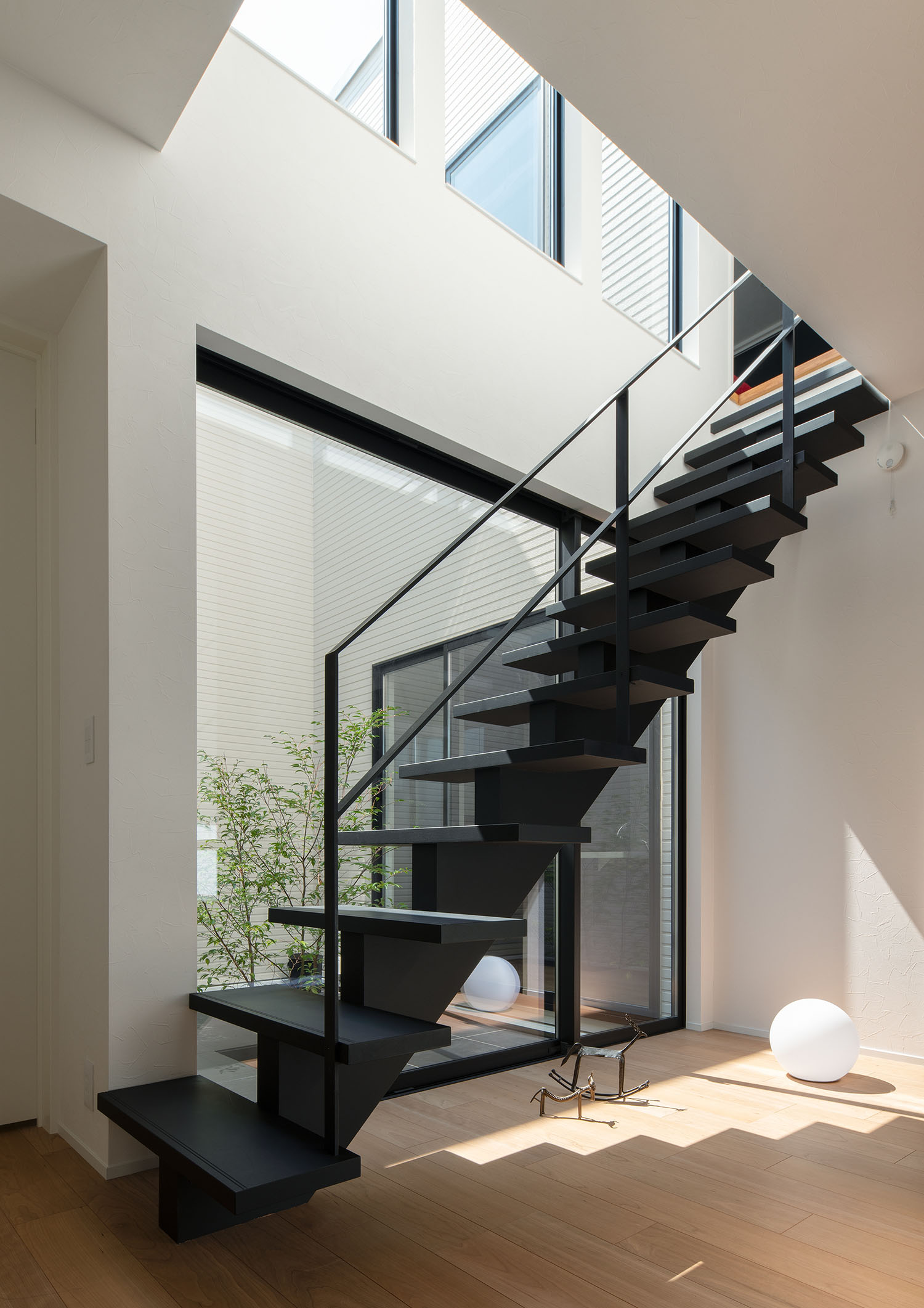 中庭の様子を見ることが出来る黒いスケルトン階段・デザイン住宅 注文住宅・デザイン住宅建築実例_『CASE693 "CONNECT"』_階段