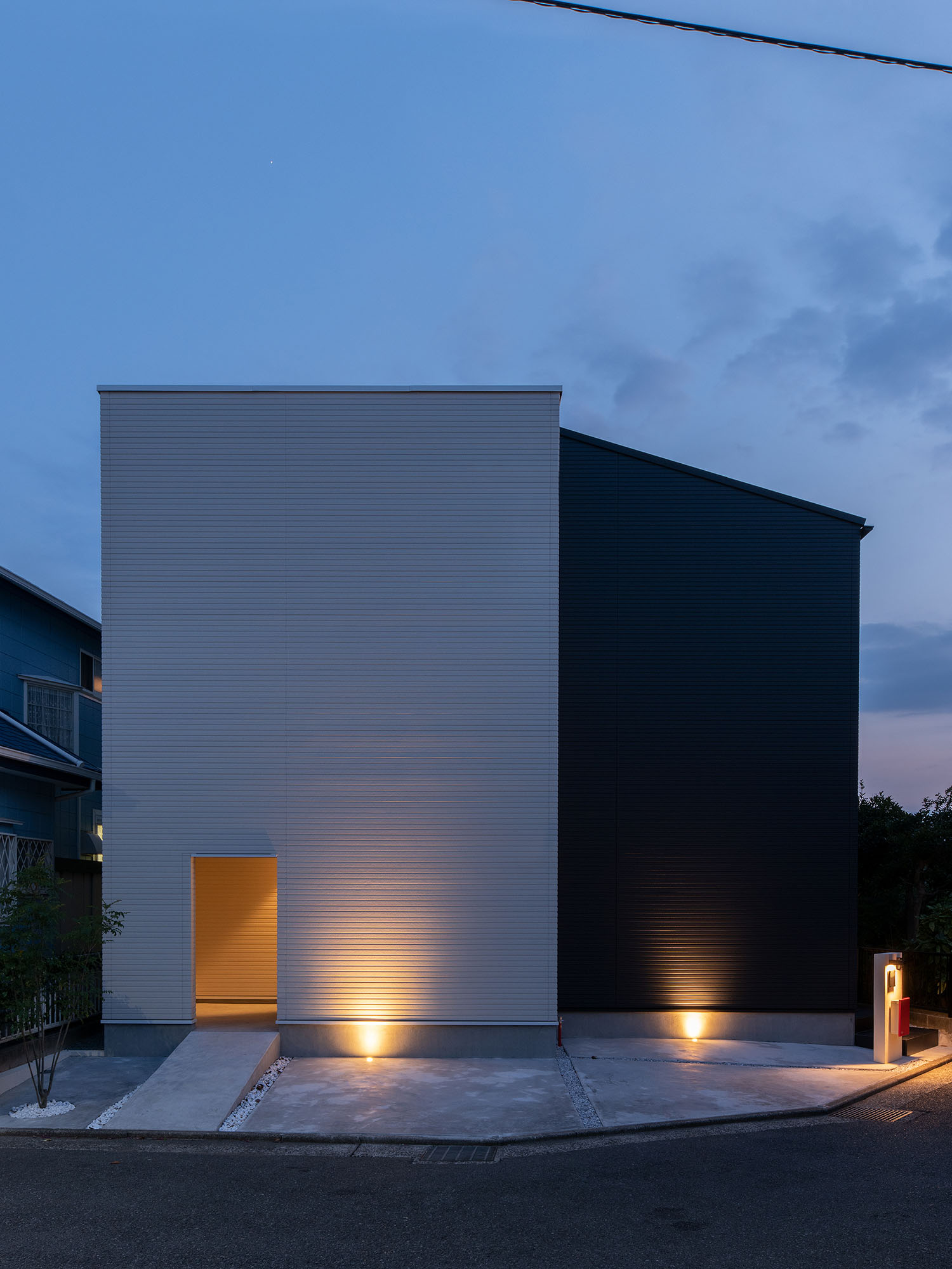 屋外照明によって外観が照らされる住宅・デザイン住宅 注文住宅・デザイン住宅建築実例_『CASE693 "CONNECT"』_外観
