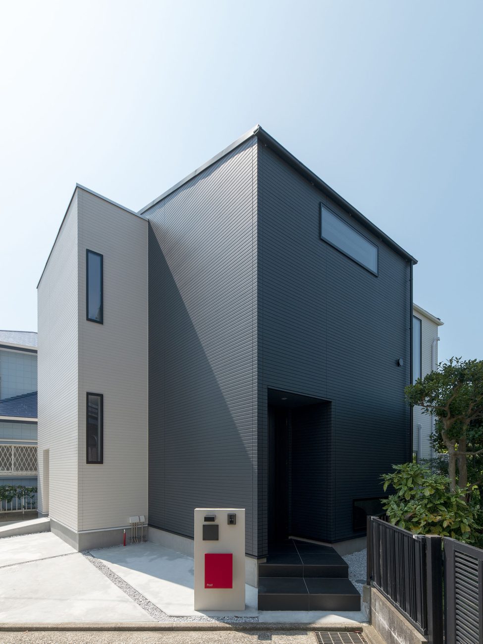 白と黒の二色を使った外観の住宅・デザイン住宅 注文住宅・デザイン住宅建築実例_『CASE693 "CONNECT"』_外観