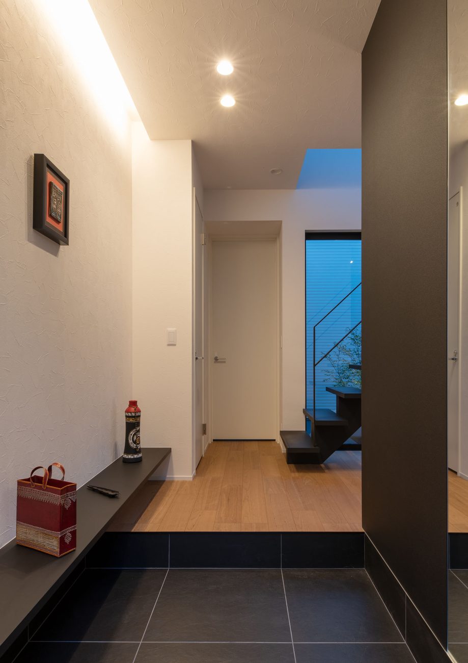 間接照明が取り付けられた玄関・デザイン住宅 注文住宅・デザイン住宅建築実例_『CASE693 "CONNECT"』_玄関