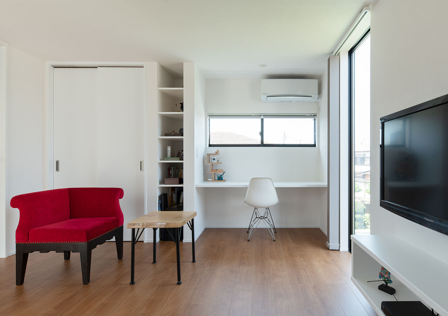 壁付けのデスクスペースや作り付けの棚があるリビング・デザイン住宅 注文住宅・デザイン住宅建築実例_『CASE693 "CONNECT"』_LDK