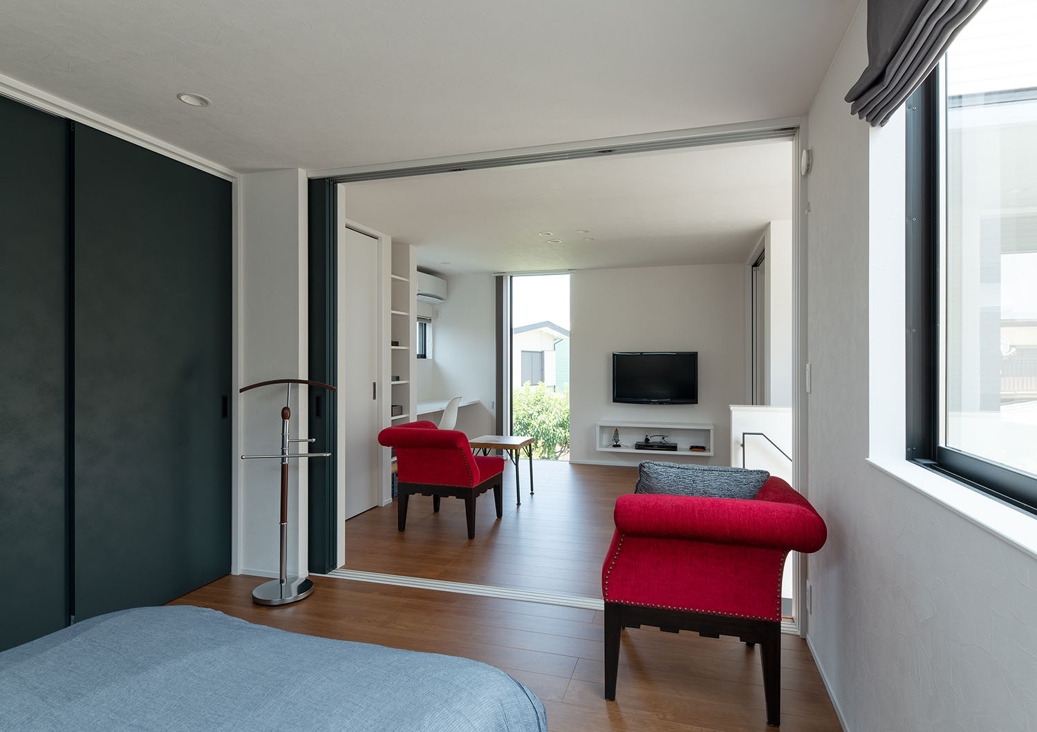 寝室とリビングが引き戸で仕切られている空間・デザイン住宅 注文住宅・デザイン住宅建築実例_『CASE693 "CONNECT"』_寝室