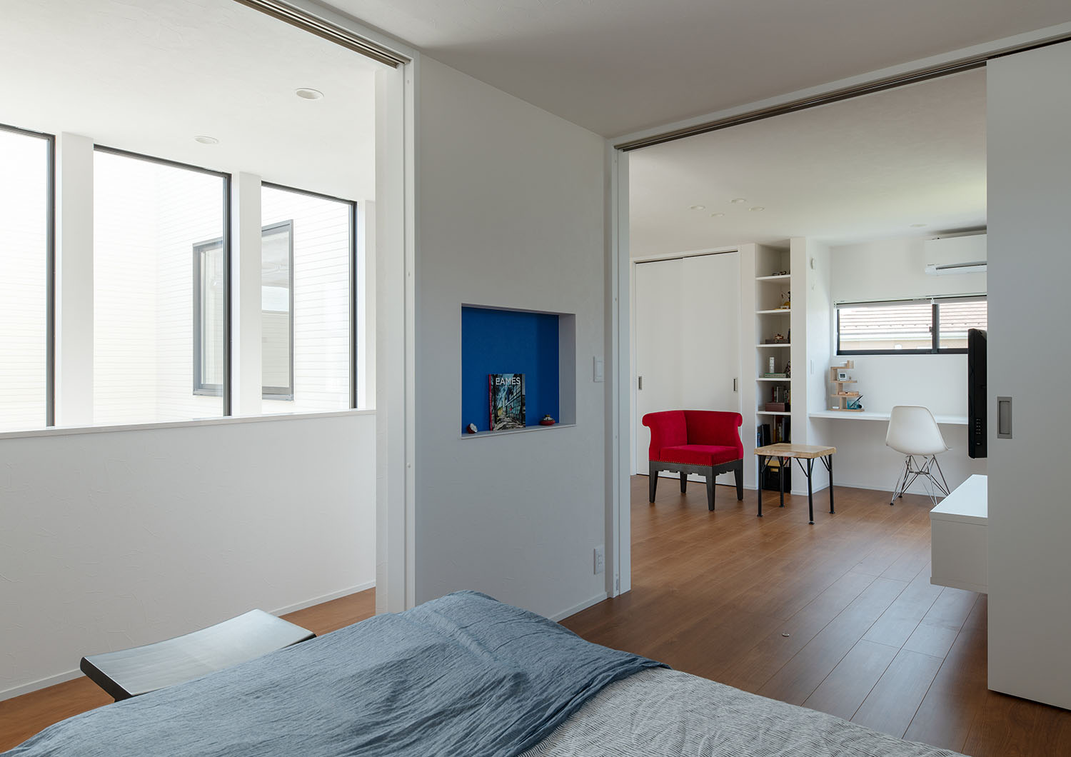 寝室とリビングが引き戸で仕切られている空間・デザイン住宅 注文住宅・デザイン住宅建築実例_『CASE693 "CONNECT"』_寝室