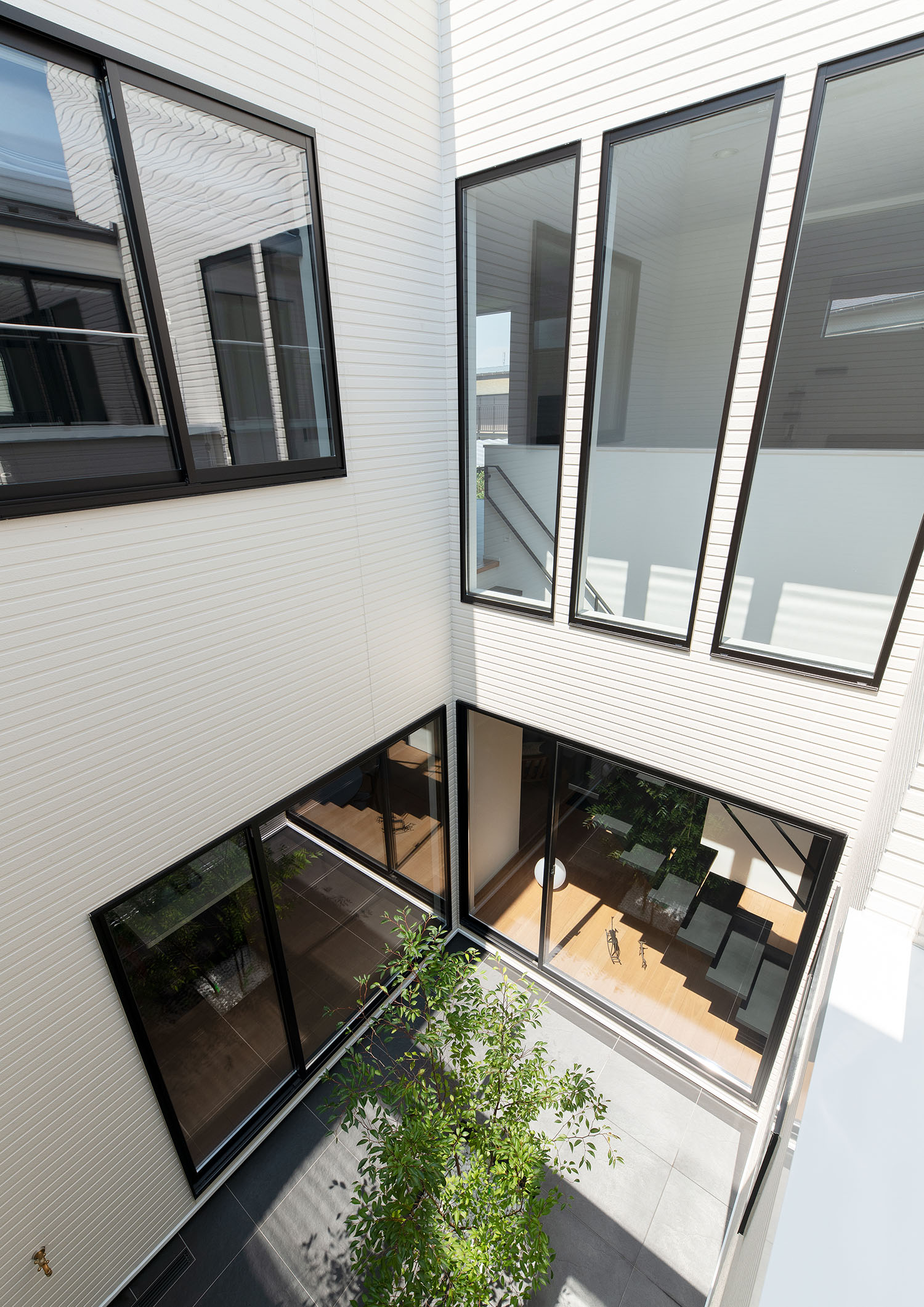 窓のある白い壁に囲まれた中庭・デザイン住宅 注文住宅・デザイン住宅建築実例_『CASE693 "CONNECT"』_中庭