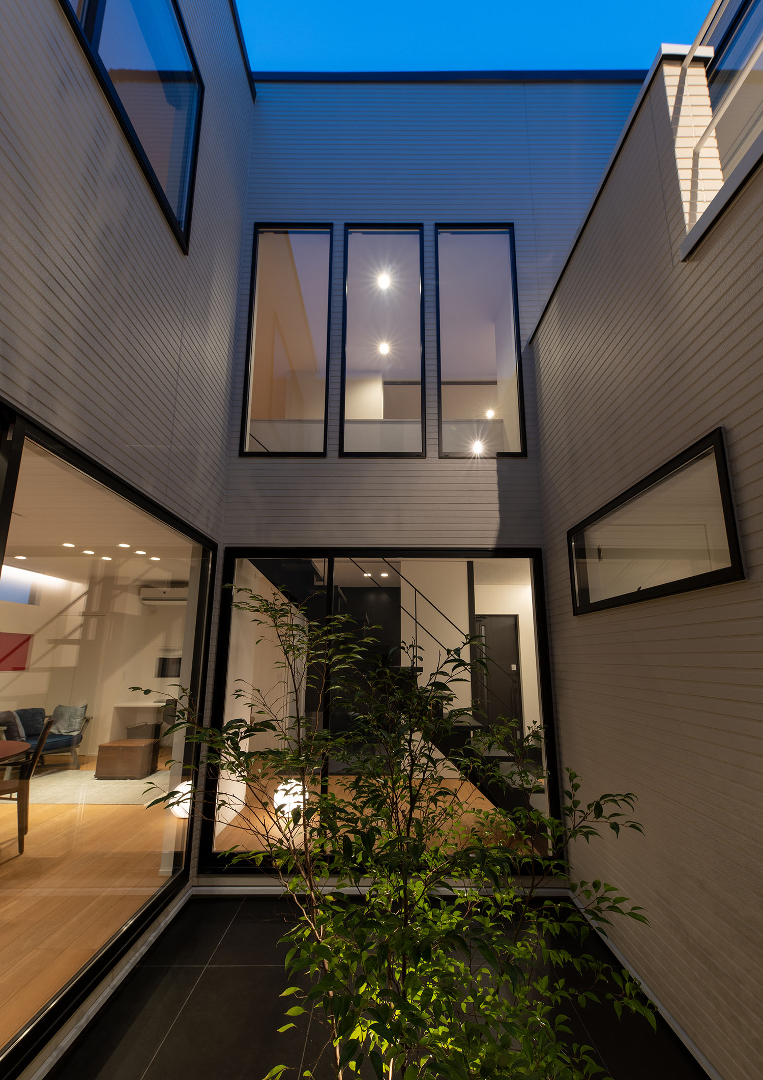 窓のある白い壁に囲まれた中庭・デザイン住宅 注文住宅・デザイン住宅建築実例_『CASE693 "CONNECT"』_中庭