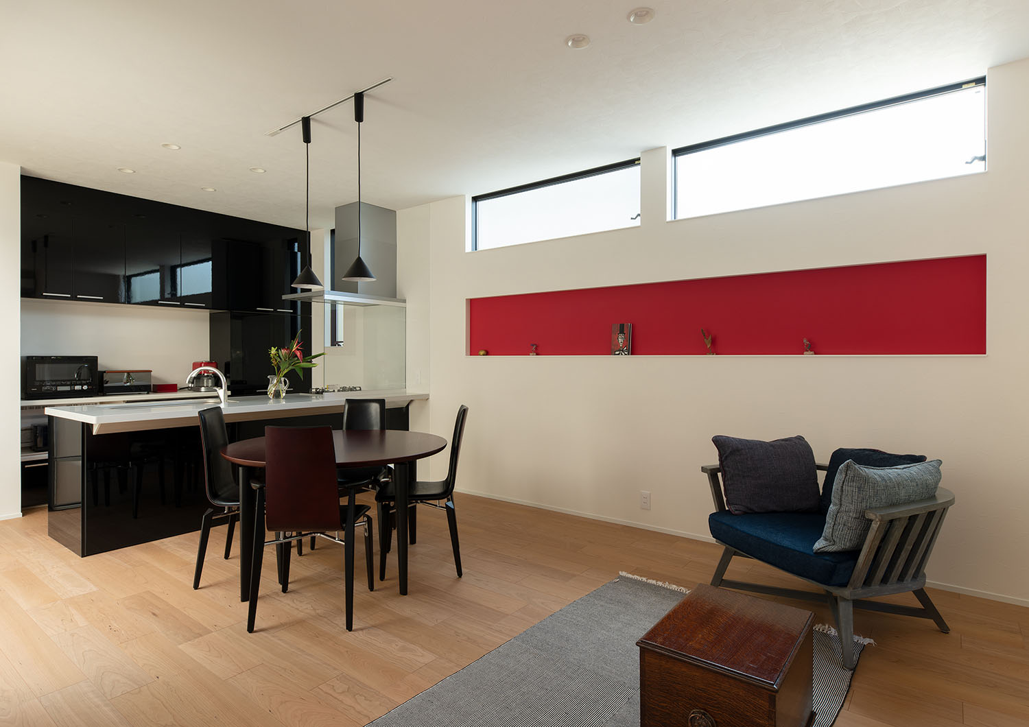 赤いアクセントクロスのニッチ壁が設けられているLDK・デザイン住宅 注文住宅・デザイン住宅建築実例_『CASE693 "CONNECT"』_LDK