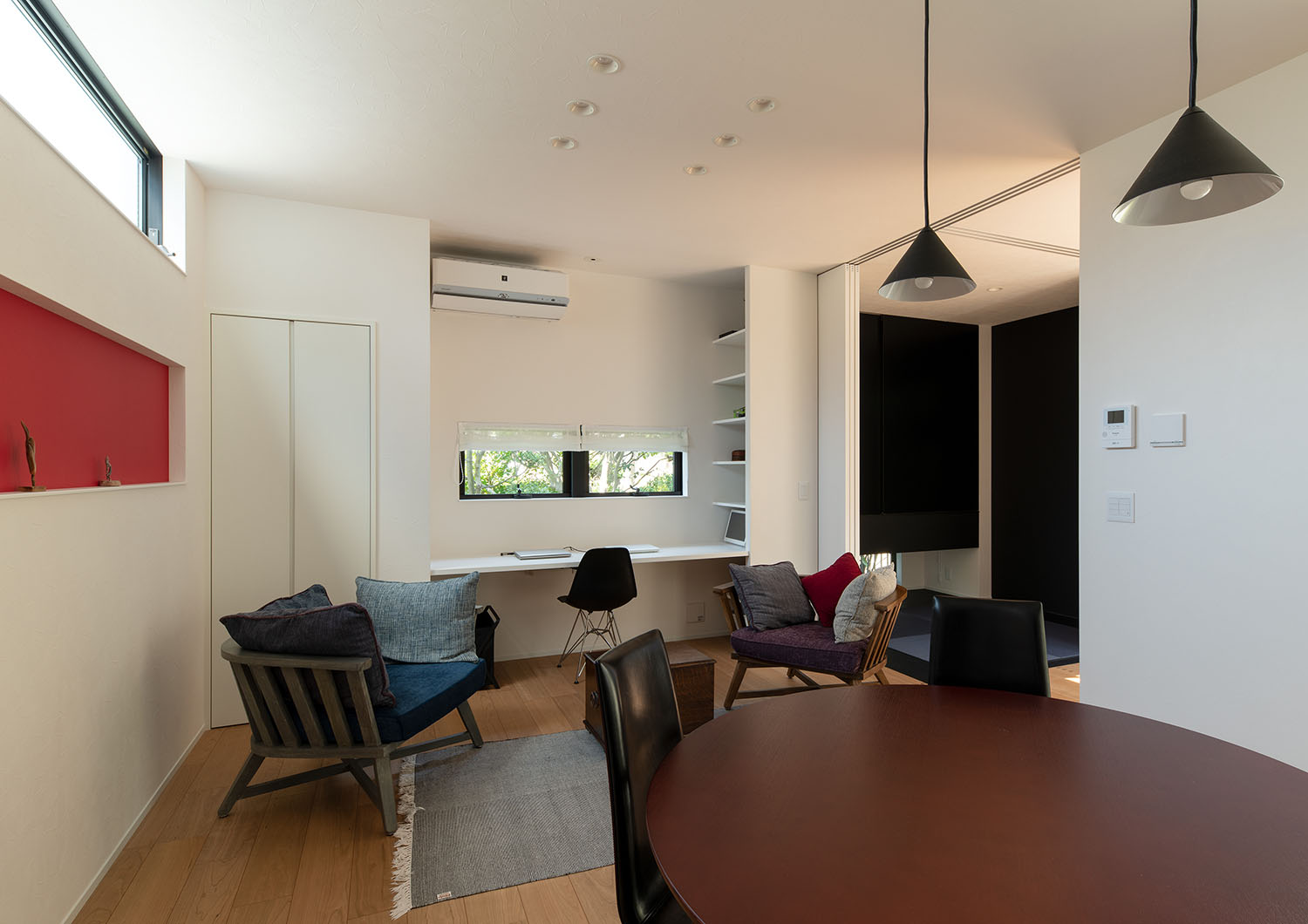 壁付けのデスクスペースがあるLDK・デザイン住宅 注文住宅・デザイン住宅建築実例_『CASE693 "CONNECT"』_LDK