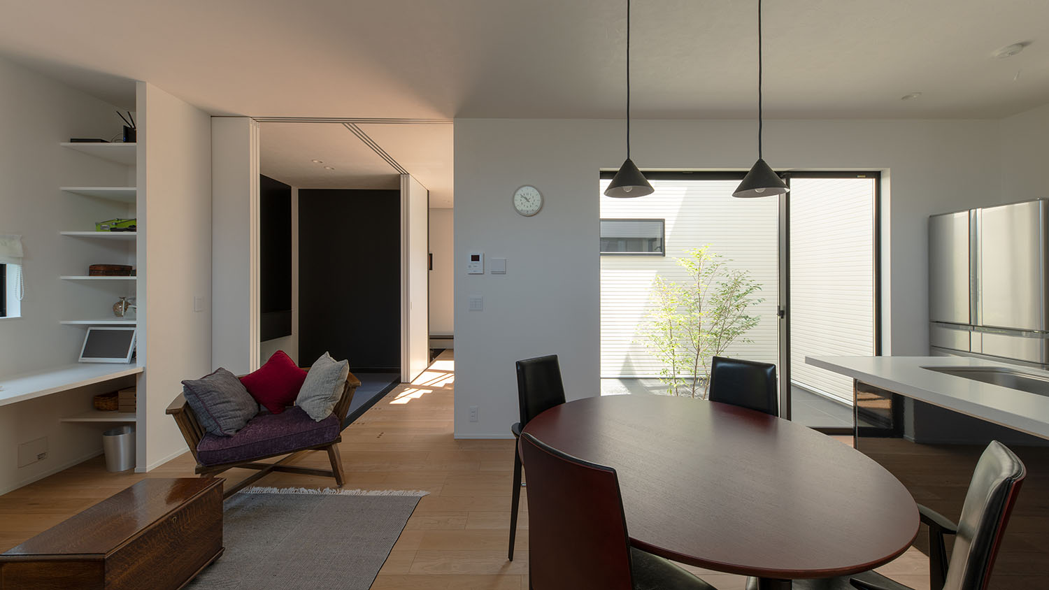 大きな窓から中庭が見える白を基調としたLDK・デザイン住宅 注文住宅・デザイン住宅建築実例_『CASE693 "CONNECT"』_LDK