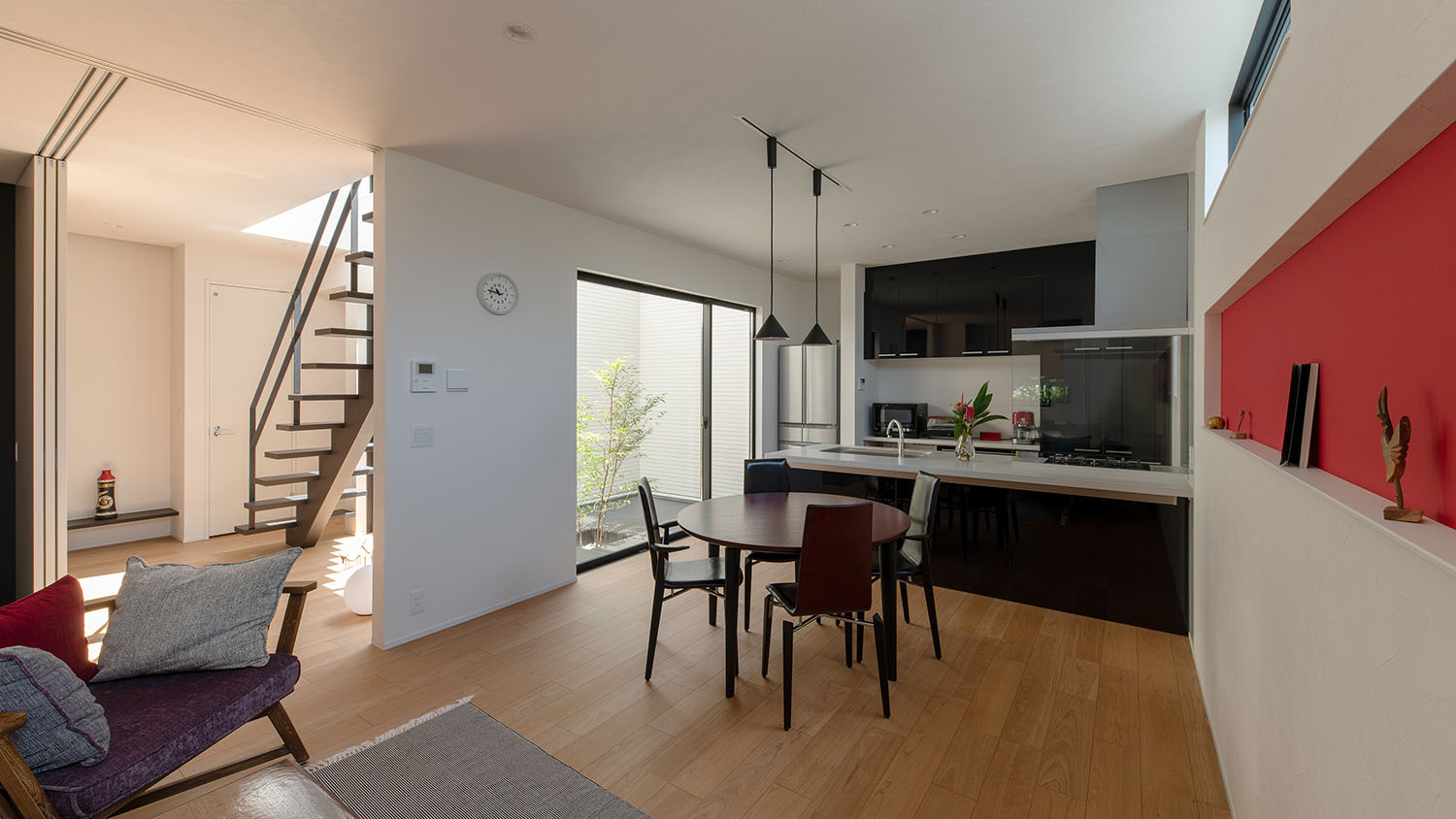 部屋の中心に四人掛けの丸テーブルが置かれたLDK・デザイン住宅 注文住宅・デザイン住宅建築実例_『CASE693 "CONNECT"』_LDK