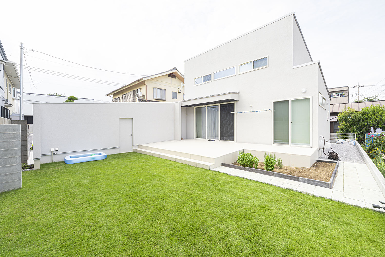 芝生の中庭がある白い外観の住宅・デザイン住宅 注文住宅・デザイン住宅建築実例_『CASE694 Veil』_外観