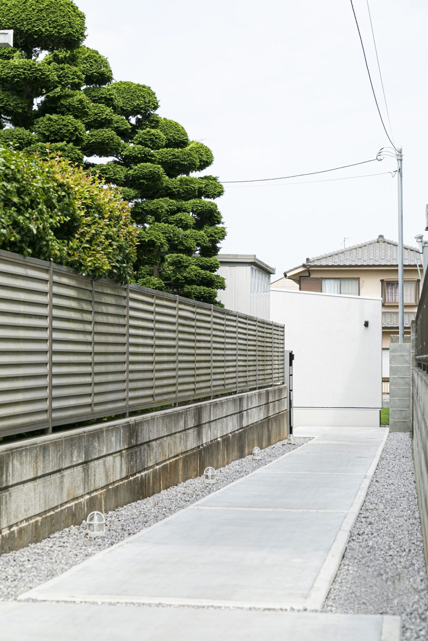 コンクリートと敷石で作られたアプローチ・デザイン住宅 注文住宅・デザイン住宅建築実例_『CASE694 Veil』_外観