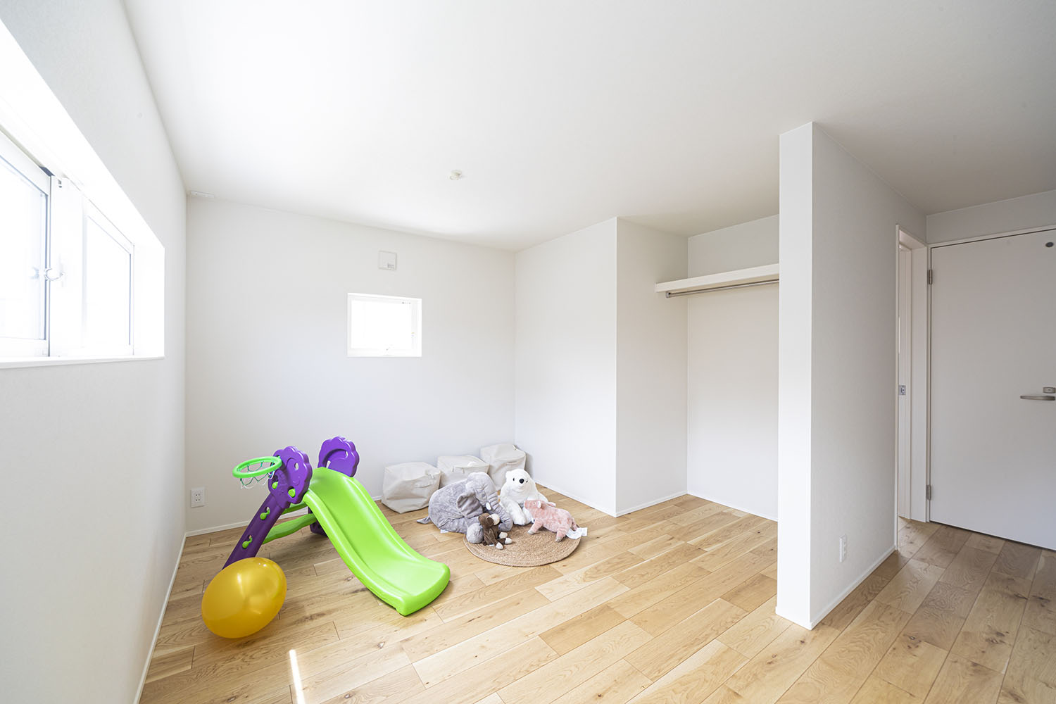 滑り台が置かれたフローリングの子供部屋・デザイン住宅 注文住宅・デザイン住宅建築実例_『CASE694 Veil』_子供部屋