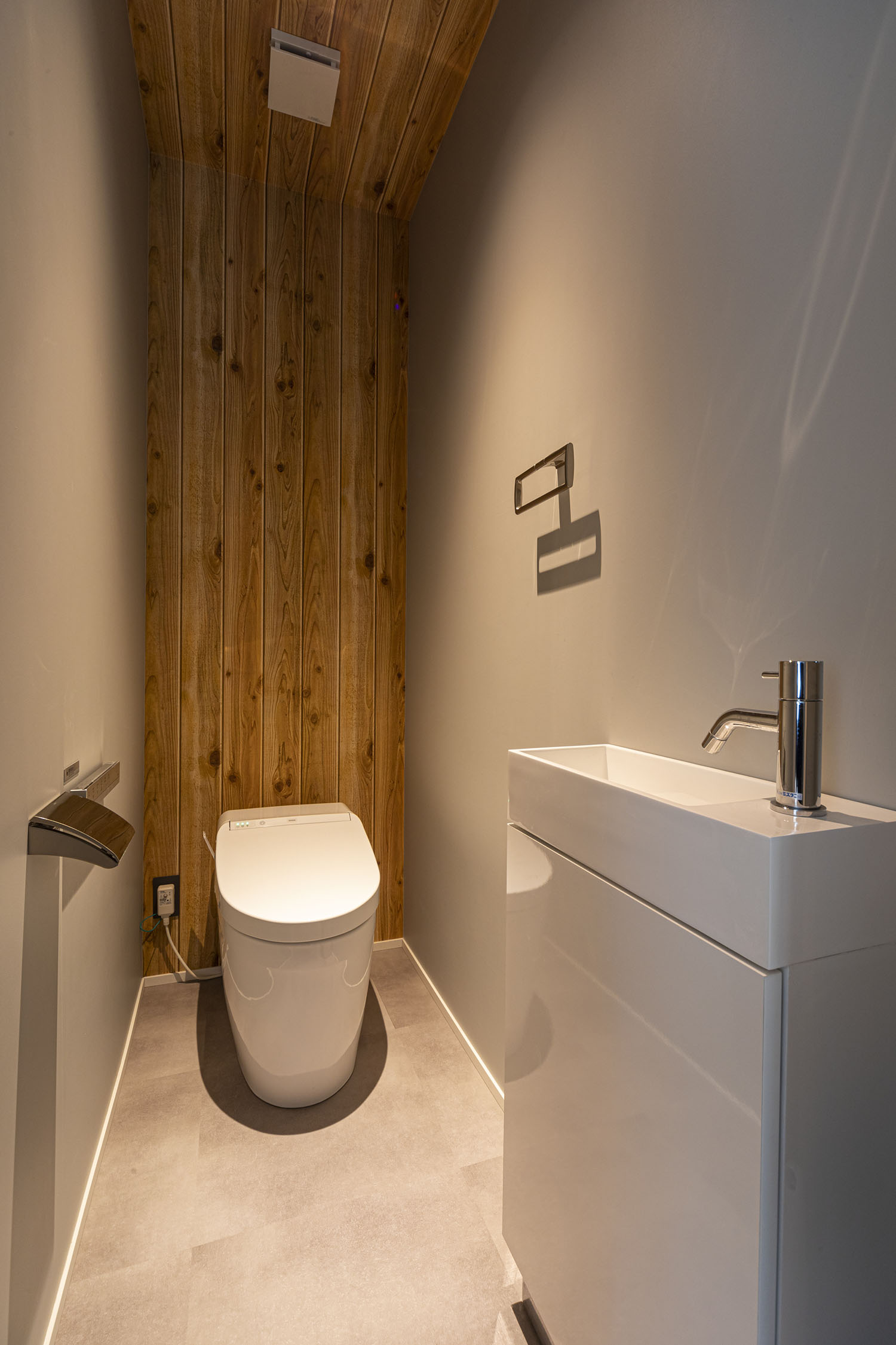 壁や天井に木材を使用した薄型手洗いのあるトイレ・デザイン住宅 注文住宅・デザイン住宅建築実例_『CASE694 Veil』_トイレ