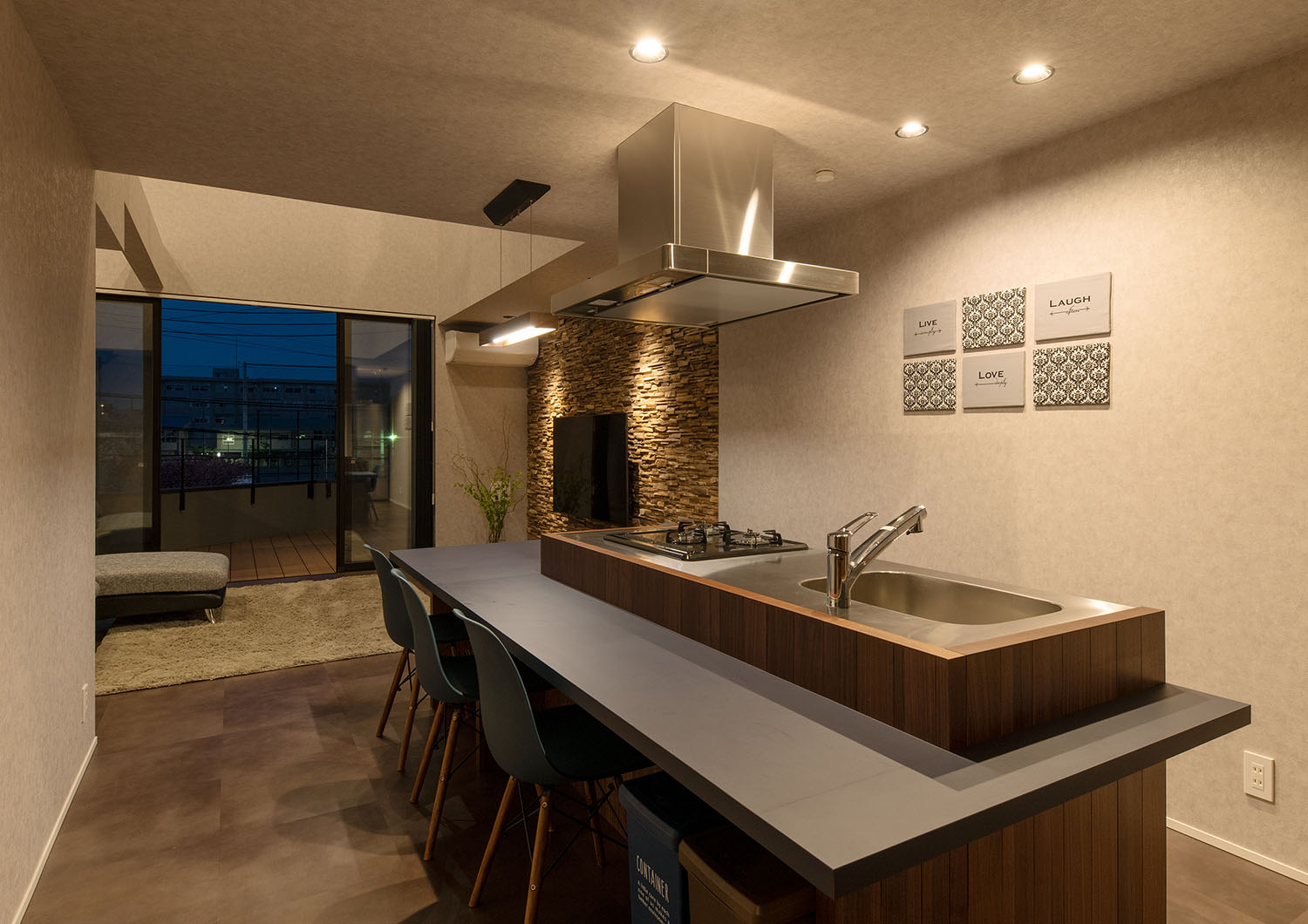 ダウンライトによって照らされるキッチン・デザイン住宅 注文住宅・デザイン住宅建築実例_『CASE695 メガホンハウス』_キッチン
