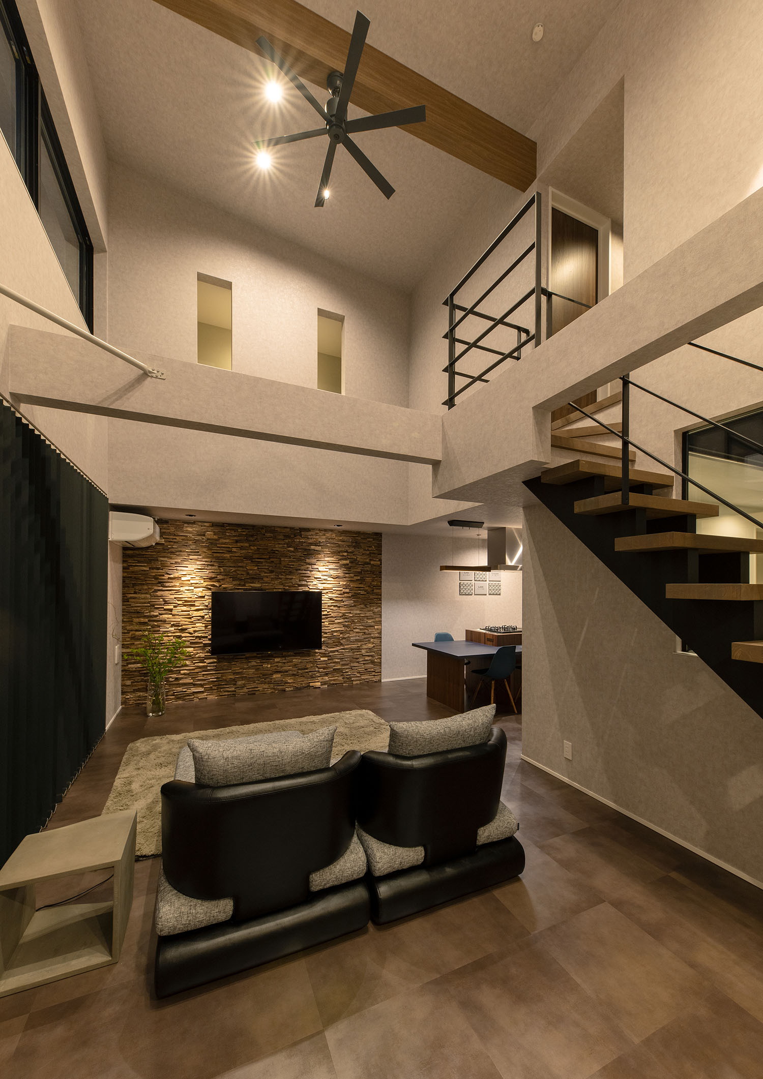 間接照明によって照らされるLDK・デザイン住宅 注文住宅・デザイン住宅建築実例_『CASE695 メガホンハウス』_LDK