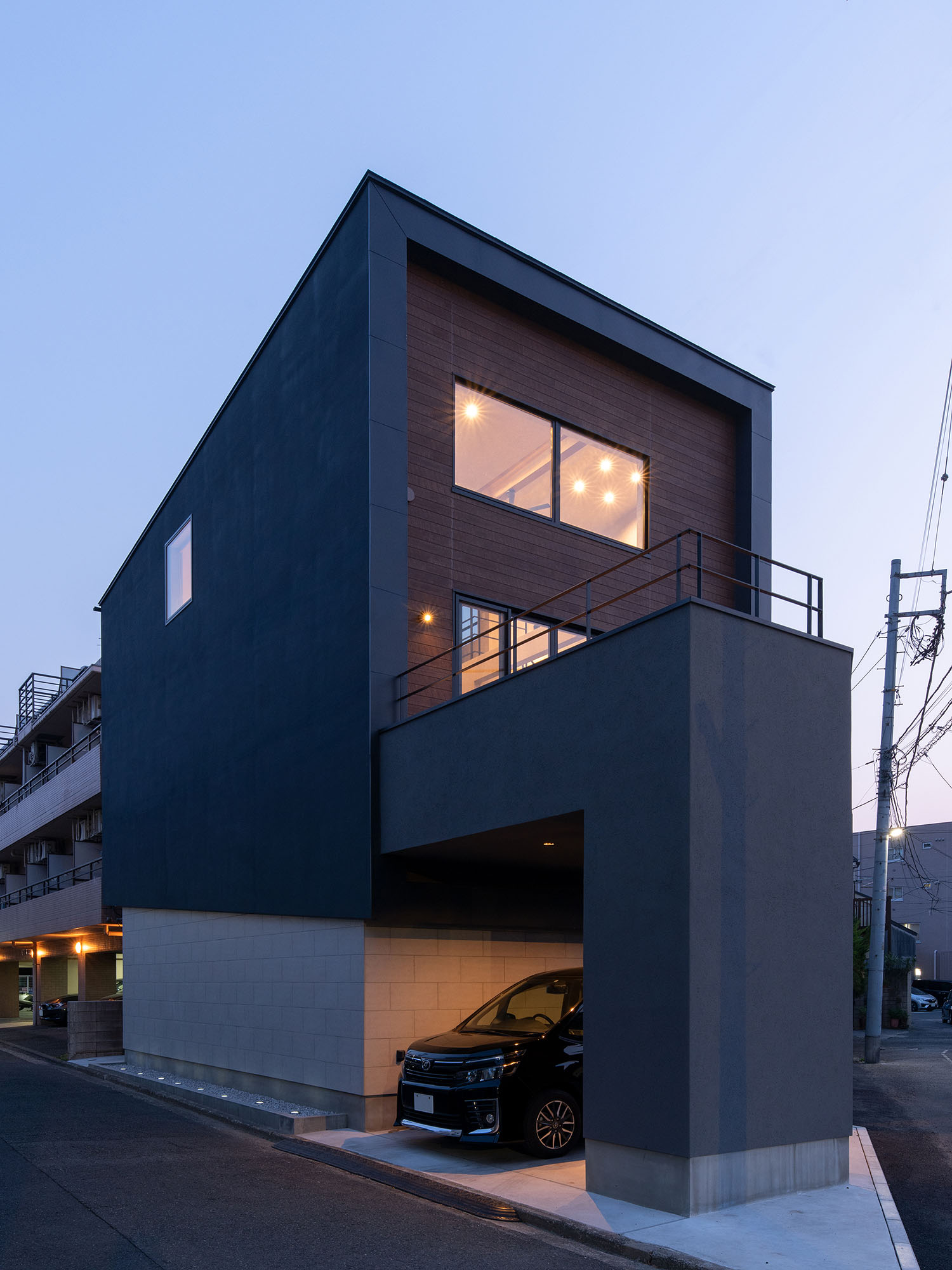 車が一台収納された黒い外壁の住宅・デザイン住宅 注文住宅・デザイン住宅建築実例_『CASE695 メガホンハウス』_外観