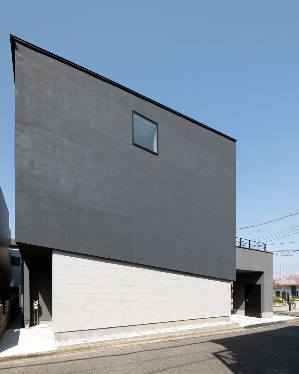 屋根が斜めになっている黒い外観の住宅・デザイン住宅 注文住宅・デザイン住宅建築実例_『CASE695 メガホンハウス』_外観