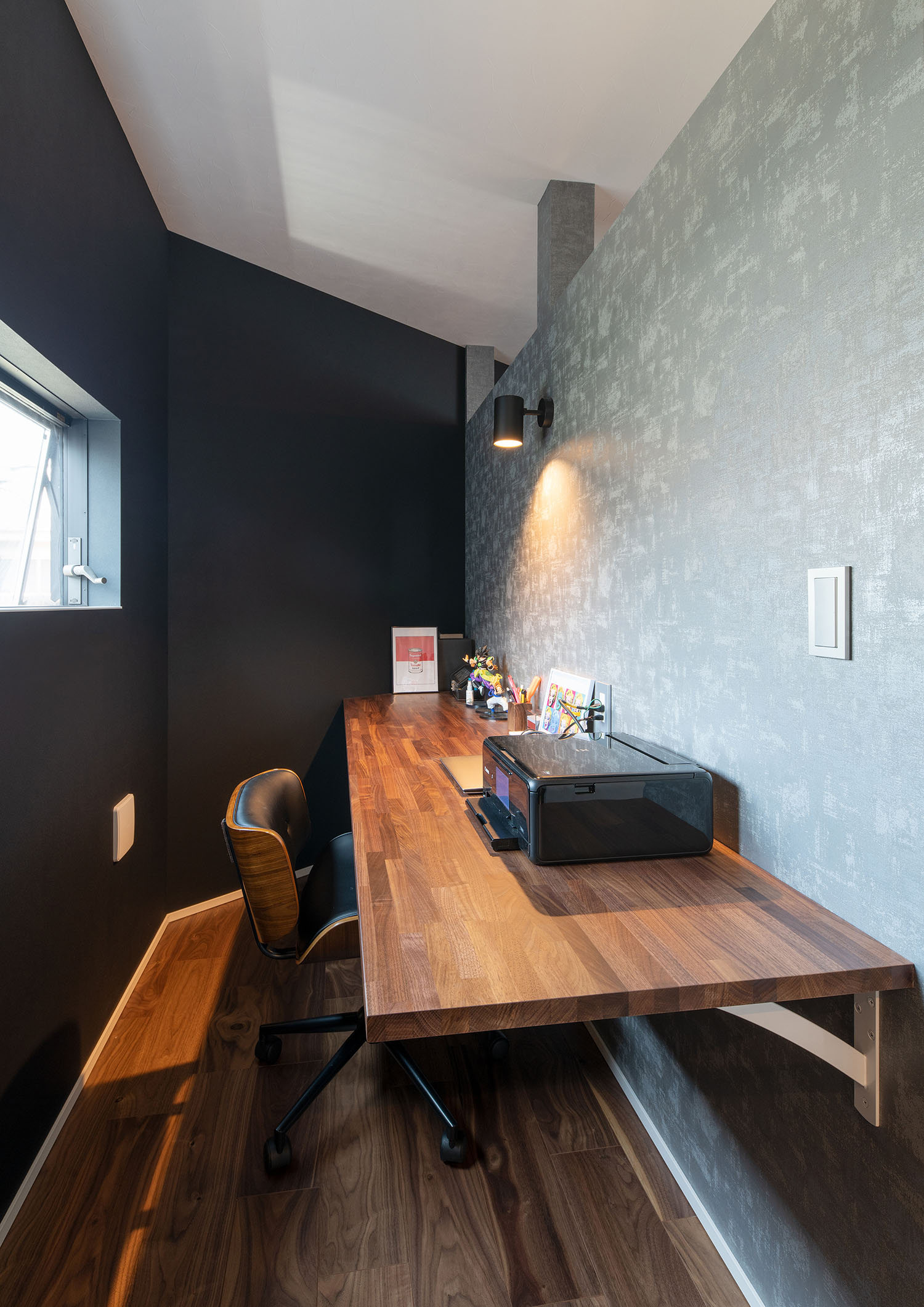 壁付けの木製のデスクが設けられた書斎・デザイン住宅 注文住宅・デザイン住宅建築実例_『CASE695 メガホンハウス』_書斎