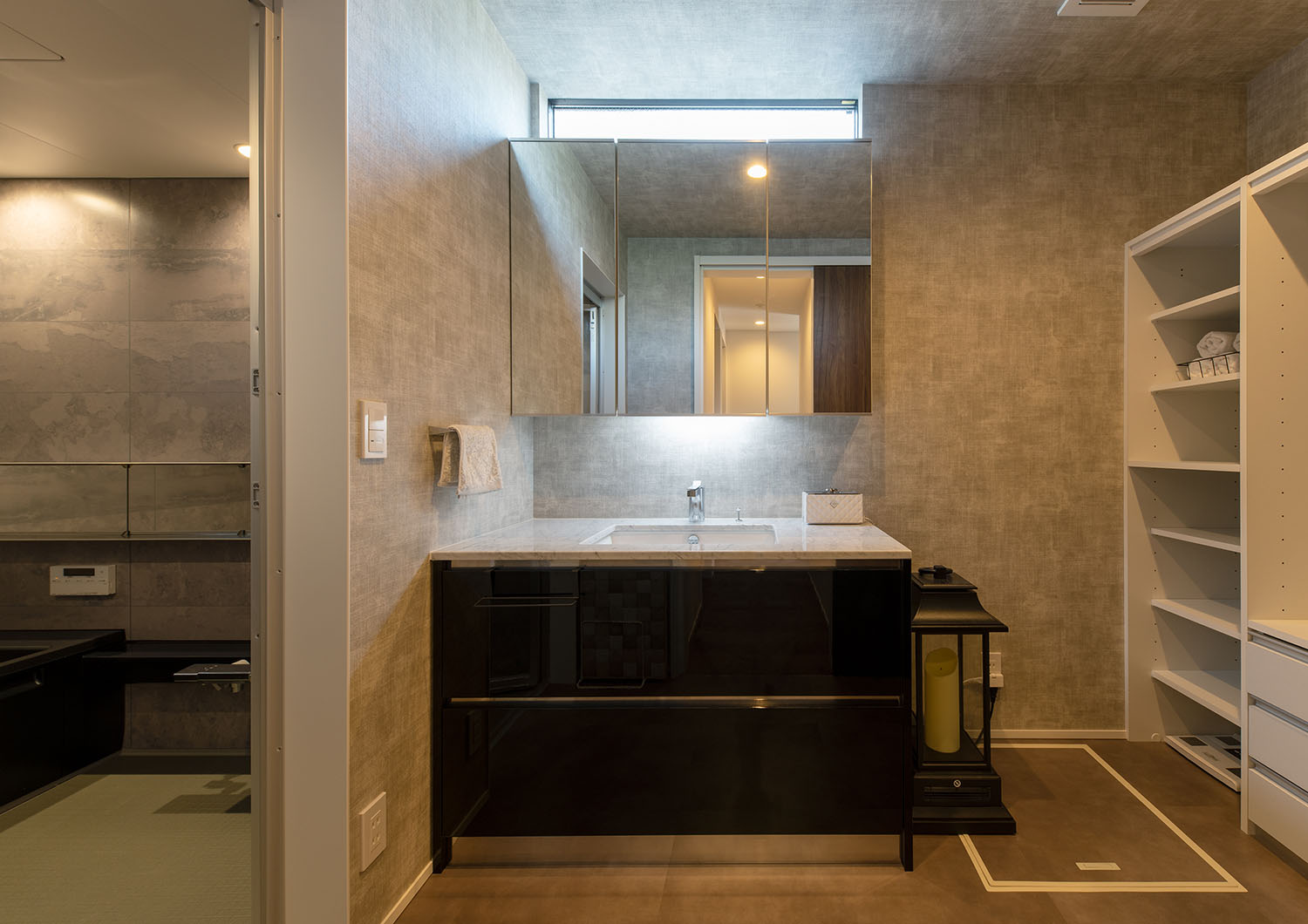 収納が多く設けられた、造作の洗面台がある洗面所・デザイン住宅 注文住宅・デザイン住宅建築実例_『CASE695 メガホンハウス』_浴室・洗面所