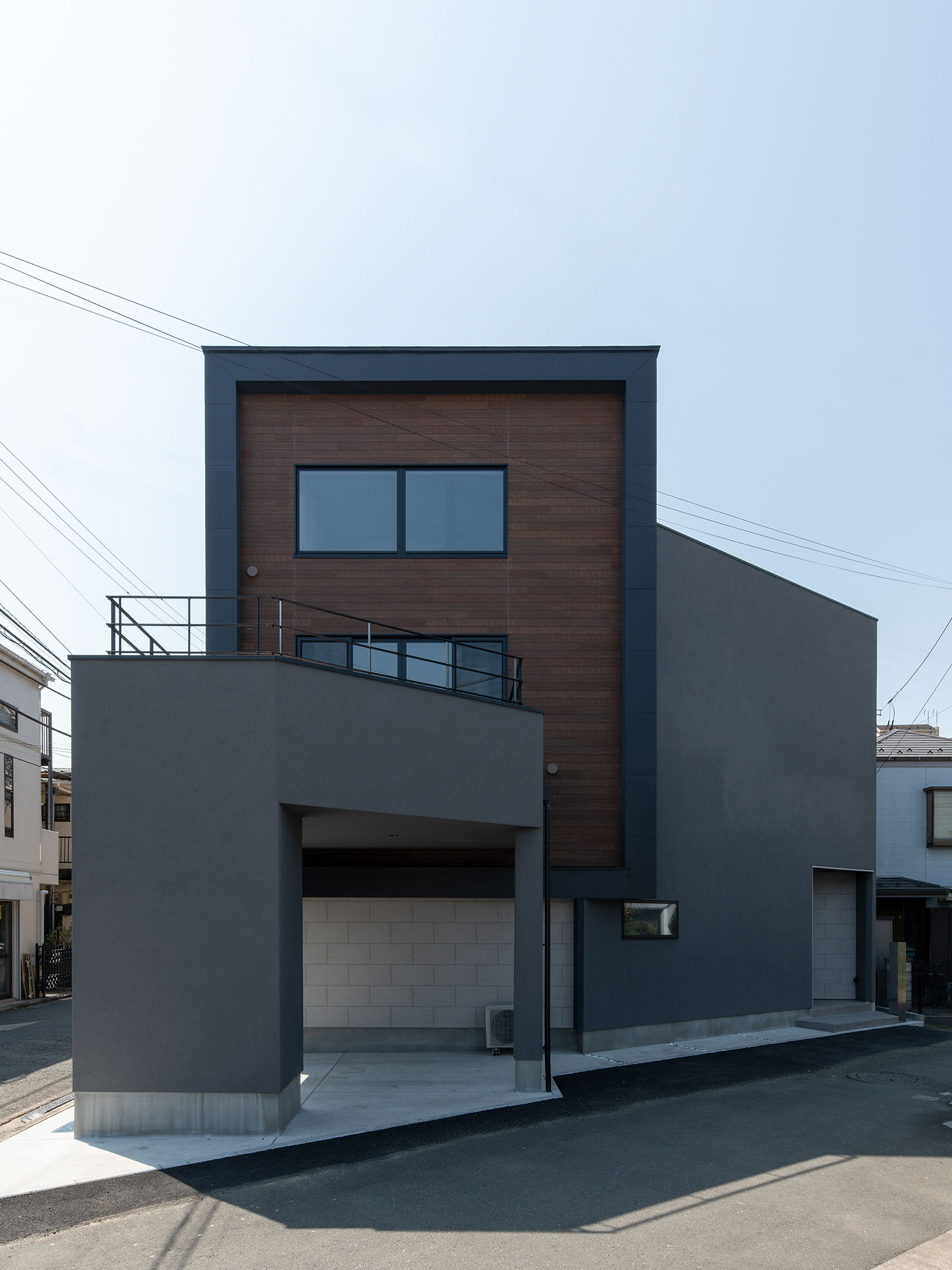 階ごとに異なるテーマを設けた三階建ての家