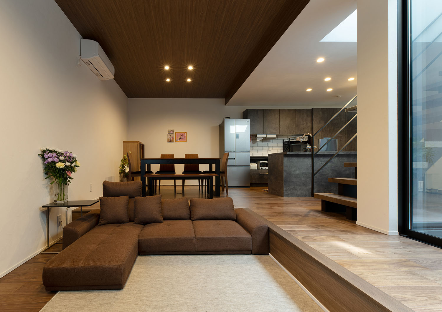 ダウンリビングがある、ブラウンを基調としたLDK・デザイン住宅 注文住宅・デザイン住宅建築実例_『CASE695 メガホンハウス』_LDK