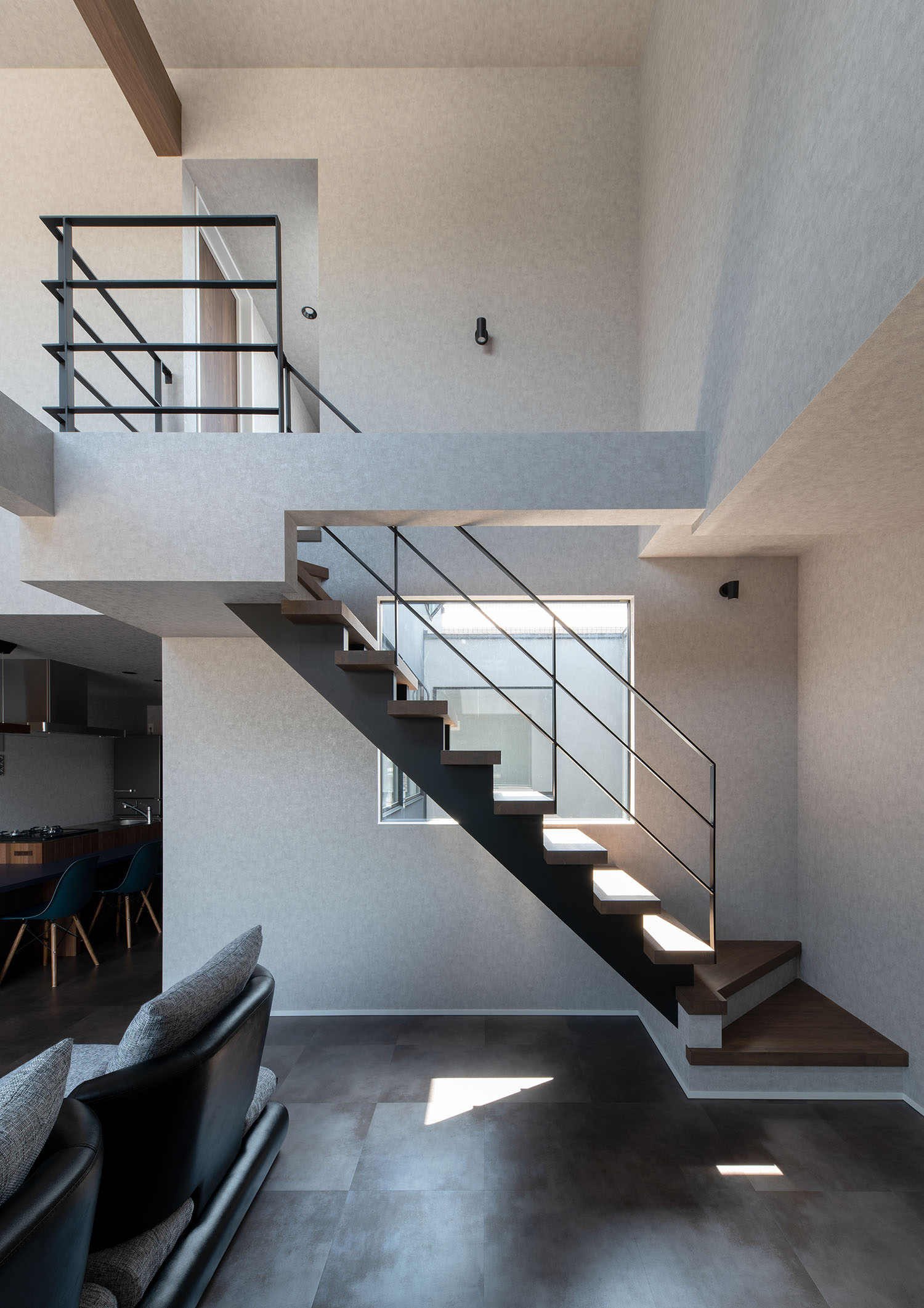 窓際に設けられたスケルトン階段・デザイン住宅 注文住宅・デザイン住宅建築実例_『CASE695 メガホンハウス』_階段