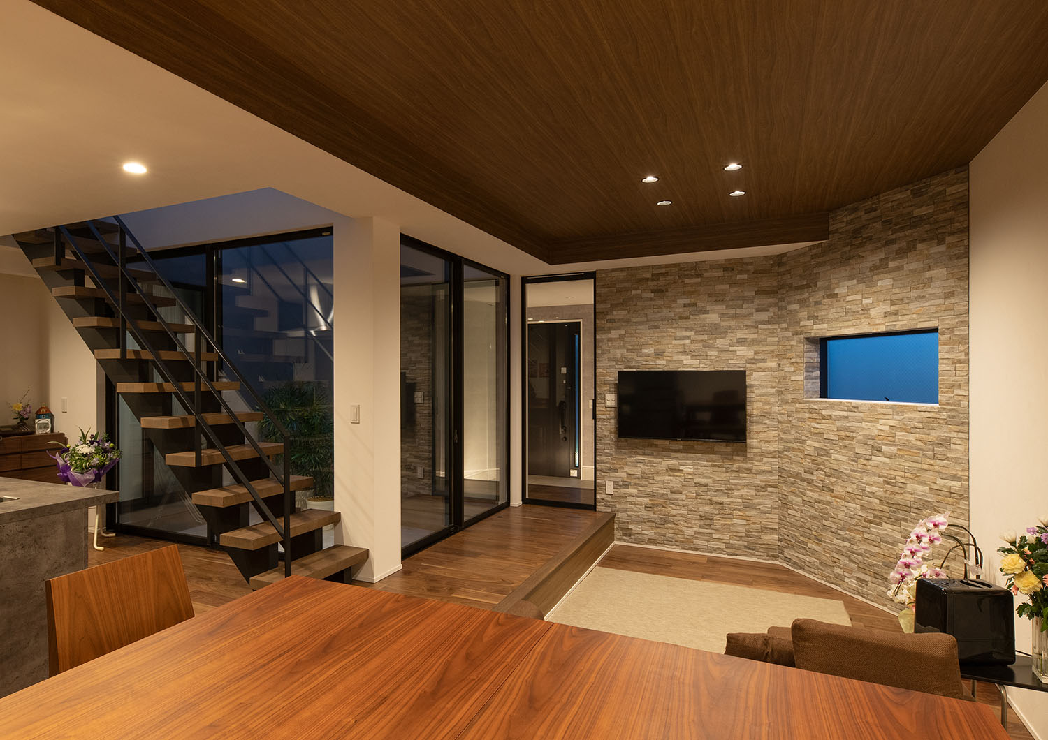 ダウンライトによって照らされるブラウンを基調としたLDK・デザイン住宅 注文住宅・デザイン住宅建築実例_『CASE695 メガホンハウス』_LDK