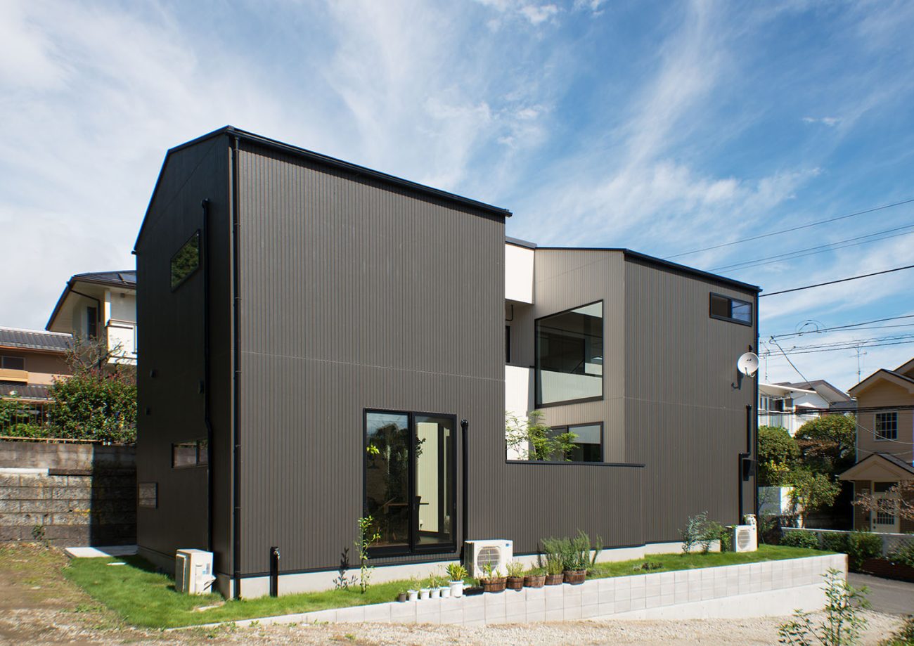 中庭がある、黒い外壁の住宅・デザイン住宅 注文住宅・デザイン住宅建築実例_『CASE696 tongari house』_外観