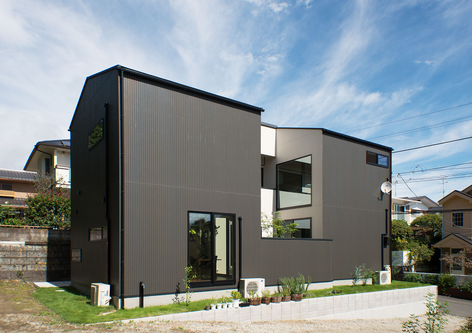 中庭がある、黒い外壁の住宅・デザイン住宅 注文住宅・デザイン住宅建築実例_『CASE696 tongari house』_外観