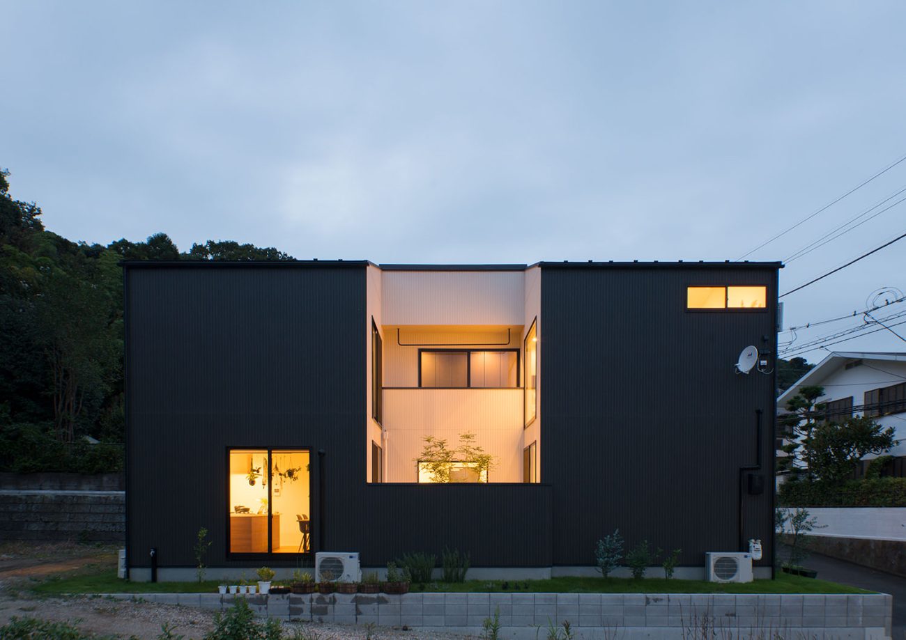 夜に、中庭や窓から光が漏れる住宅・デザイン住宅 注文住宅・デザイン住宅建築実例_『CASE696 tongari house』_外観