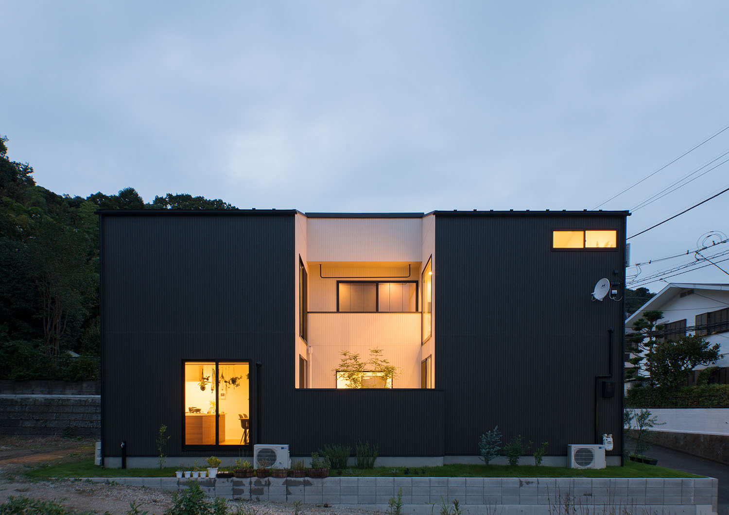 夜に、中庭や窓から光が漏れる住宅・デザイン住宅 注文住宅・デザイン住宅建築実例_『CASE696 tongari house』_外観