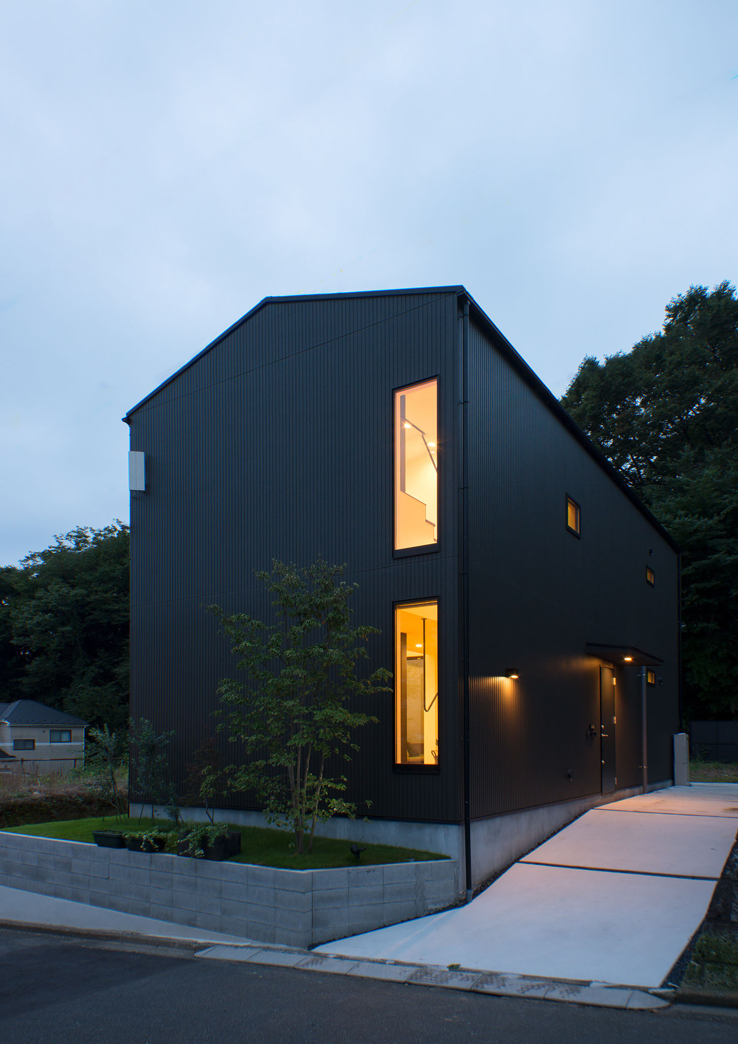 夜に、スリット窓から室内の明かりが漏れる住宅・デザイン住宅 注文住宅・デザイン住宅建築実例_『CASE696 tongari house』_外観