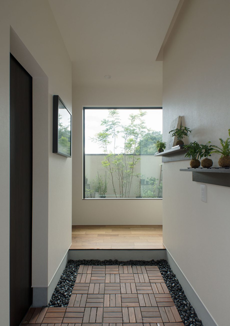 正面の窓から植栽が見える玄関・デザイン住宅 注文住宅・デザイン住宅建築実例_『CASE696 tongari house』_玄関