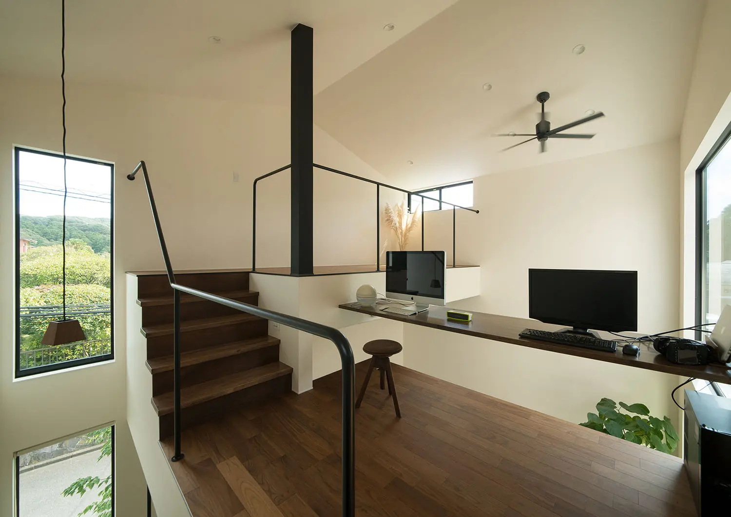 吹き抜けに隣接したデスクスペースとセカンドリビング