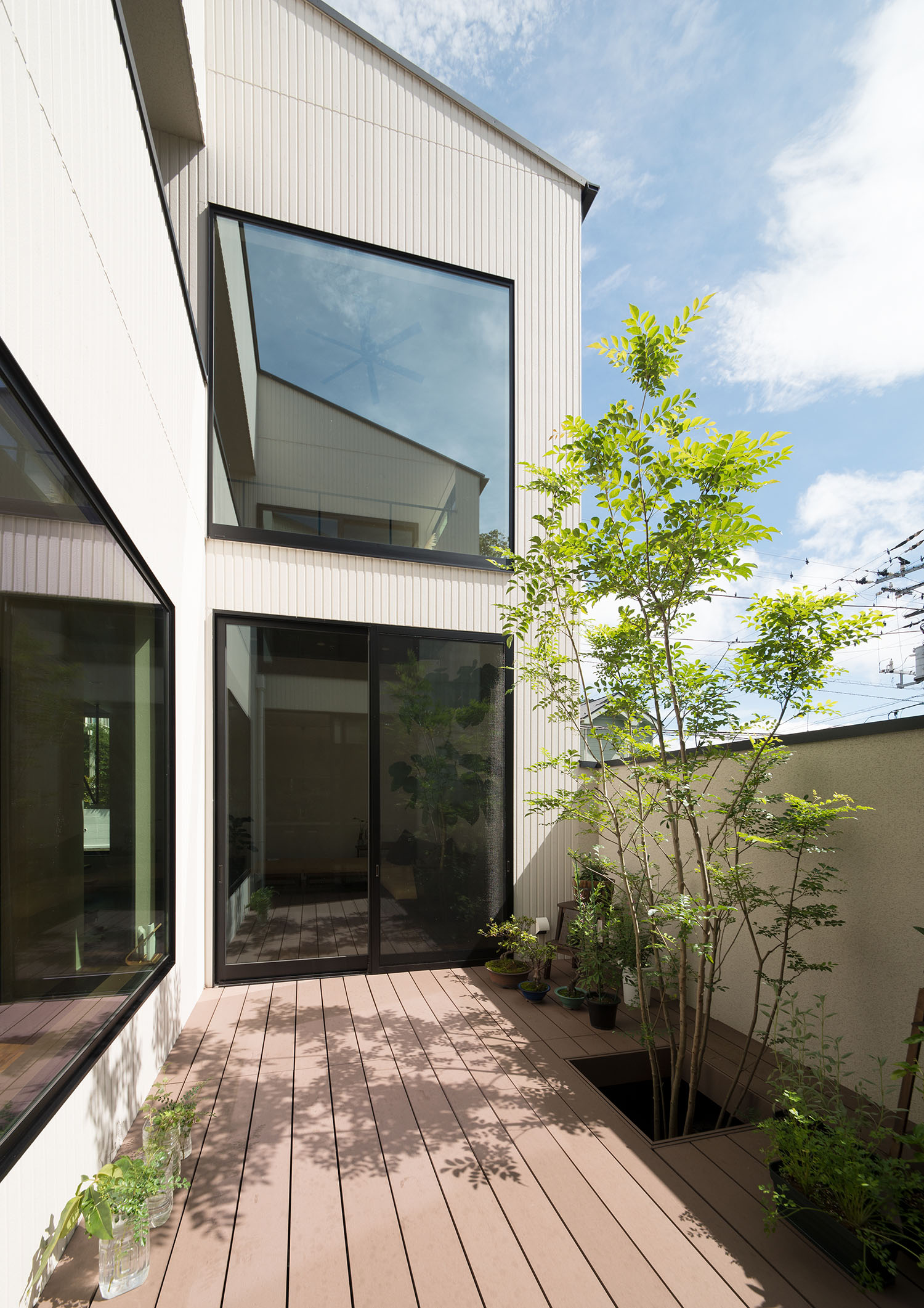 植栽があるウッドデッキのバルコニー・デザイン住宅 注文住宅・デザイン住宅建築実例_『CASE696 tongari house』_中庭