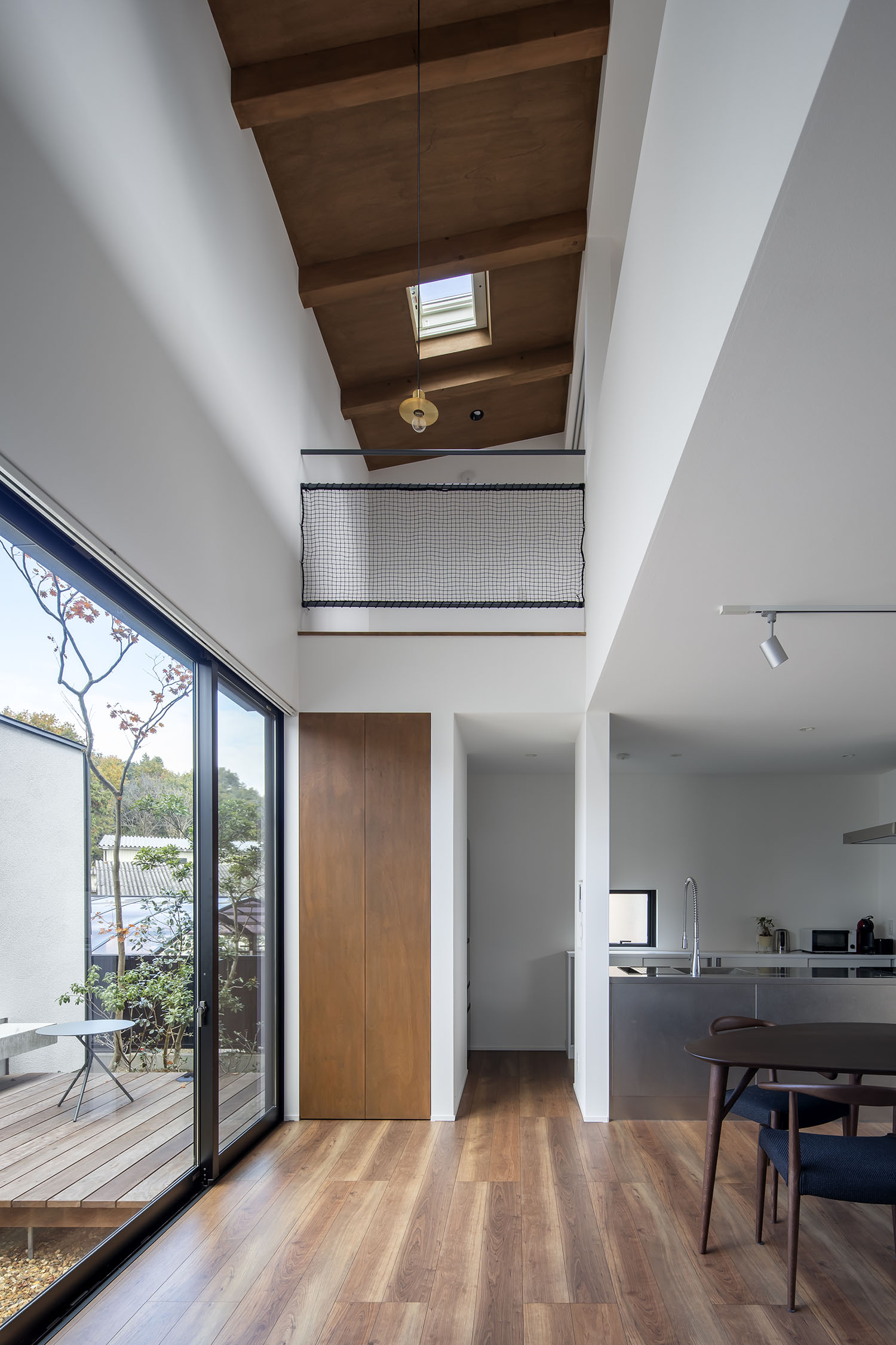 一階のLDKから吹き抜けを通じて二階が見える様子・景の家 注文住宅・デザイン住宅建築実例_『CASE698 「景の家」』_LDK