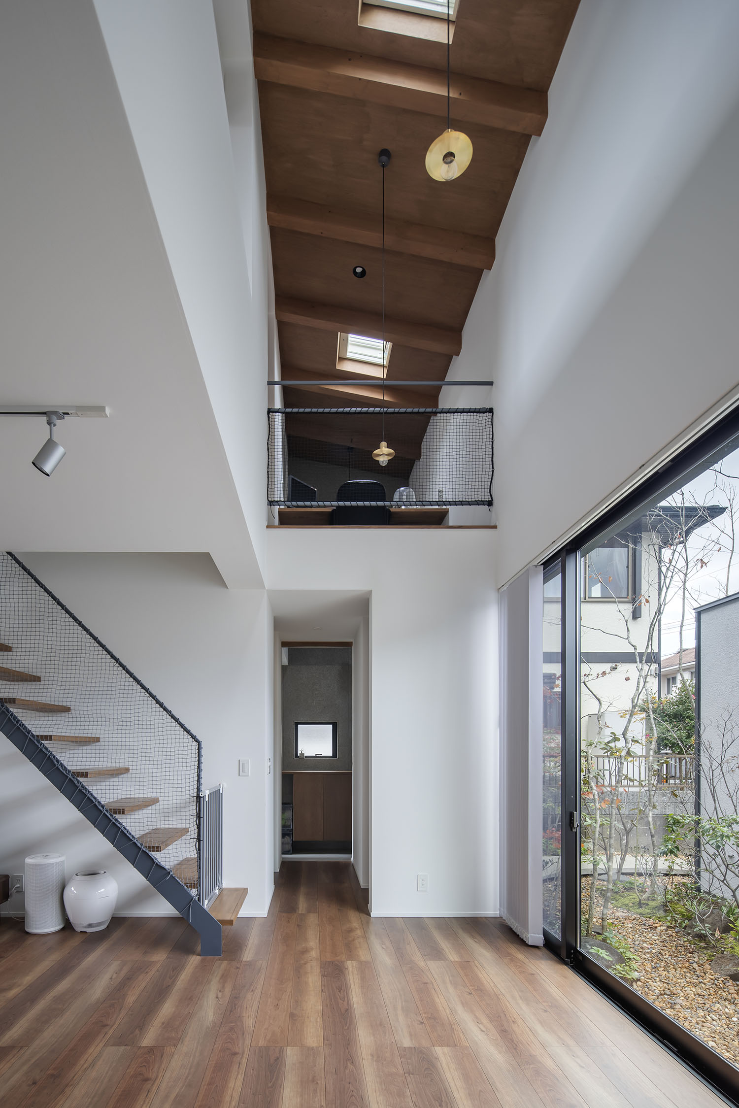 木目が見える吹き抜けの天井に天窓がある様子・デザイン住宅 注文住宅・デザイン住宅建築実例_『CASE698 「景の家」』_LDK