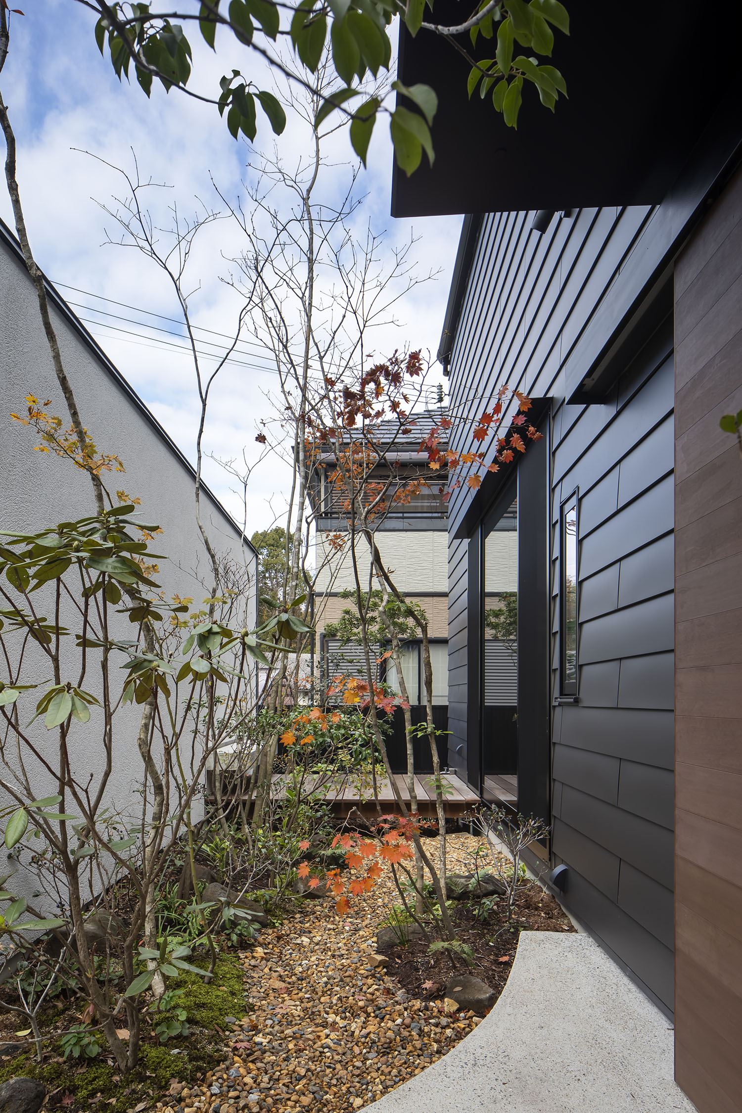 玄関ポーチから庭の植栽が見える様子・デザイン住宅 注文住宅・デザイン住宅建築実例_『CASE698 「景の家」』_外観