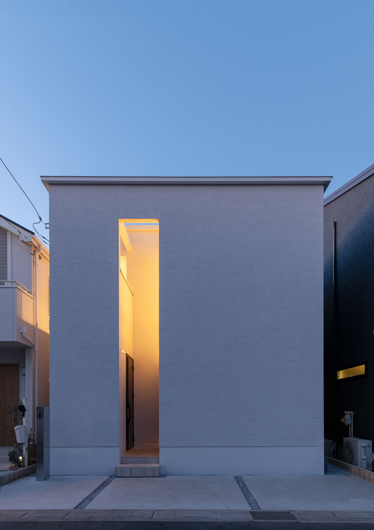 外観のスリットから光がさしている様子・フリーダムアーキテクツの事例 注文住宅・デザイン住宅建築実例_『CASE701 path』_外観