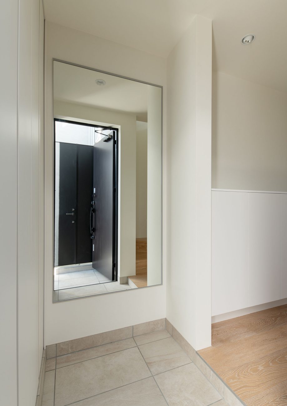 正面に鏡があるタイル張りの玄関・フリーダムアーキテクツの事例 注文住宅・デザイン住宅建築実例_『CASE701 path』_玄関