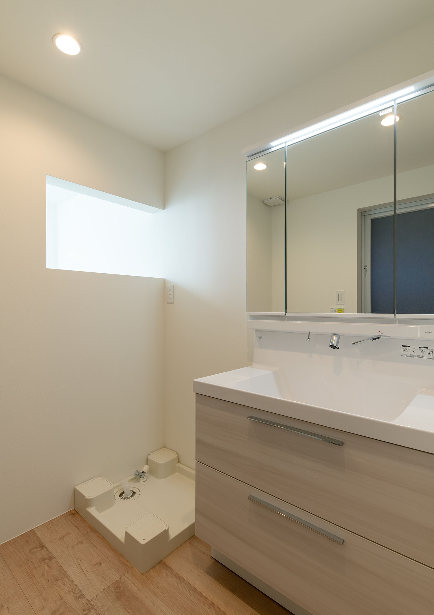 白を基調とした洗面所・フリーダムアーキテクツの事例 注文住宅・デザイン住宅建築実例_『CASE701 path』_浴室・洗面所