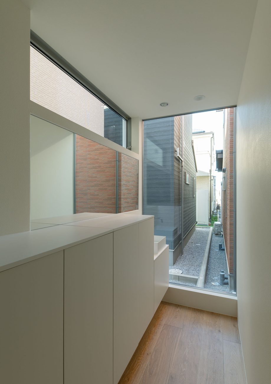 FIX窓やスリット窓から外の様子が感じられる空間・フリーダムアーキテクツの事例 注文住宅・デザイン住宅建築実例_『CASE701 path』_玄関